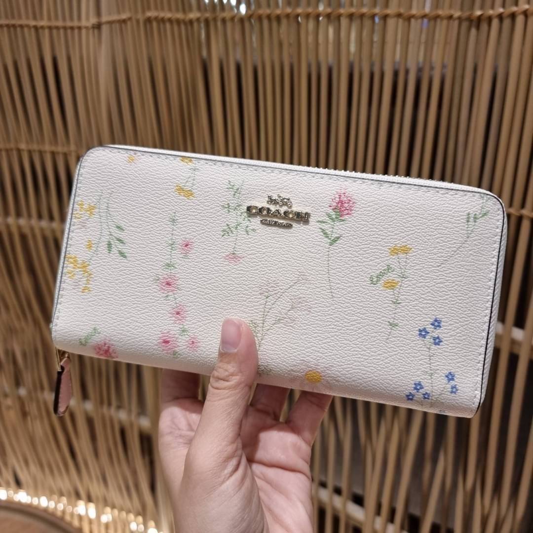 COACH ACCORDION ZIP WALLET IN SIGNATURE CANVAS WITH DAISY BUNDLE / MEADOW PRAIRIE / SPACED WILDFLOWER / DAISY BUNDLE PRINT C0033/F31778/69832 กระเป๋าสตางค์ใบยาว ลวดลายน่ารักน่าใช้มากๆ พื้นเป็นลายซีเอกลักษณ์ วัสดุหนังแคนวาสเคลือบลาย เปิด-ปิดด้วยซิปรอบ ใส่ม