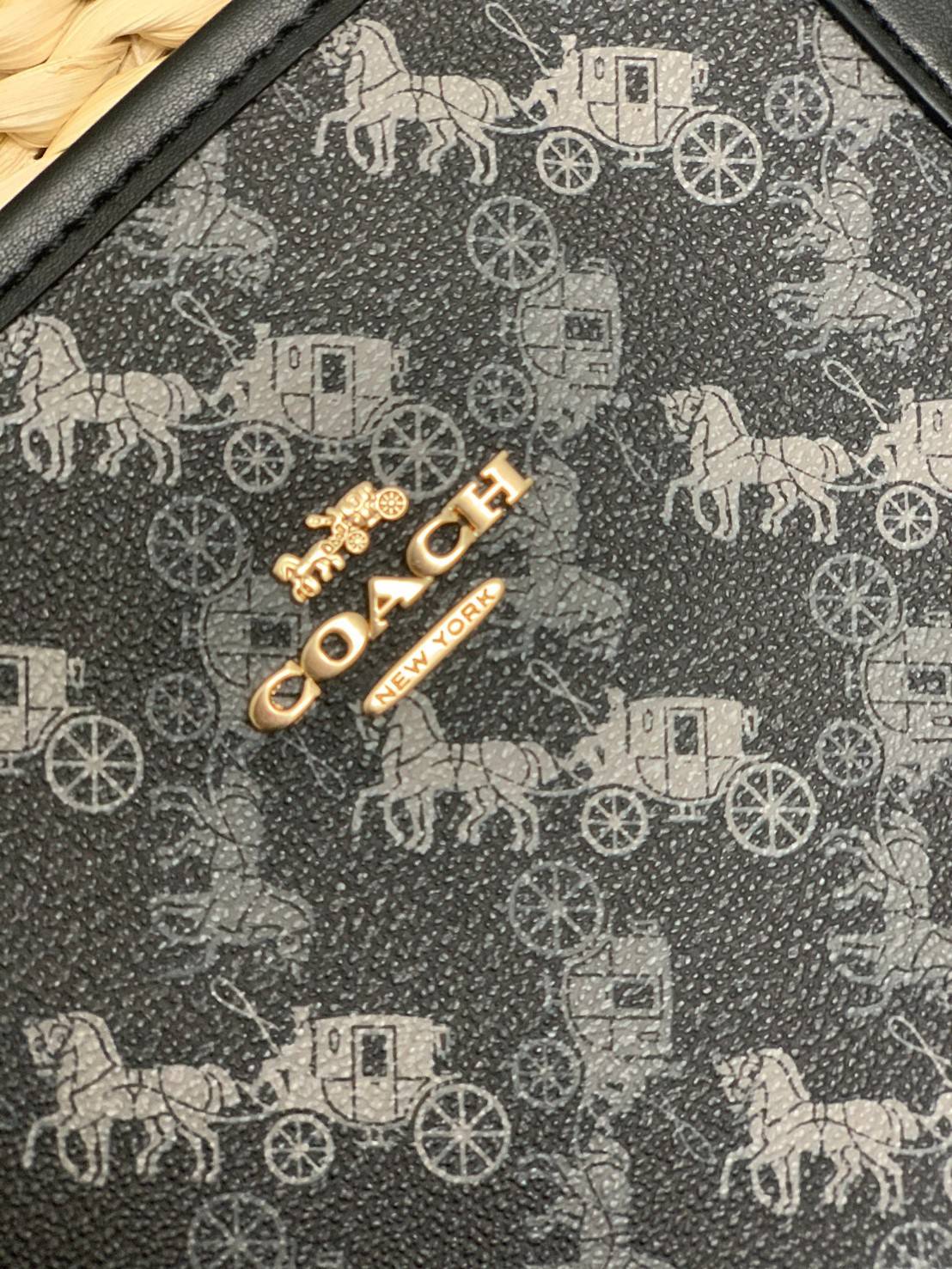 COACH 91107 REVERSIBLE CITY TOTE WITH HORSE AND CARRIAGE PRINT ใช้ได้ 2 ด้าน 🔺ทรง Tote รุ่นแนะนำค่ะ!! วัสดุ pvc อย่างดี นิ่มยวบตัวสวย ลายรถม้าทั้งใบค่ะ (ในไทยหายากค่ะลายนี้) 📌สามารถใช้ได้ทั้งด้านในและด้านนอกนะคะ สวยทั้ง2ด้านเลยทีเดียว เป็น