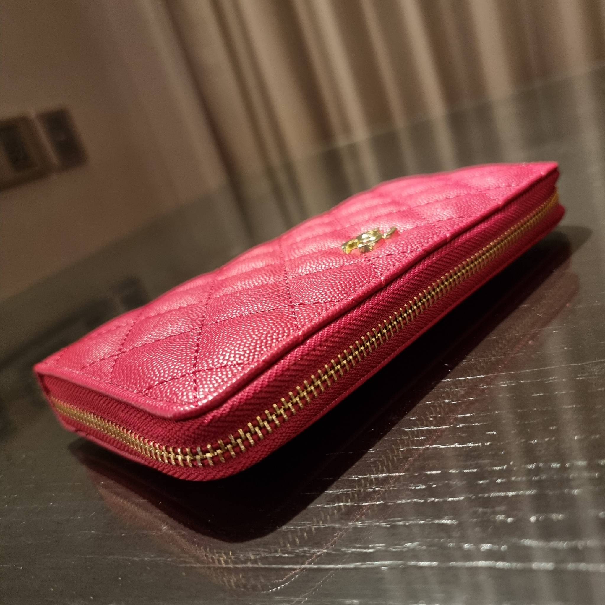 VIP 】กระเป๋าสตางค์ใบยาวรุ่นซิปรอบ สวยรับทรัพย์จาก Chanel วัสดุหนังลายคาร์เวีย ใช้แล้วขับผิวสุดๆ เปิด-ปิดด้วยซิปรูดรอบใบ ใช้งานง่าย ภายในกระเป๋ามีช่องใส่บัตรได้ ใส่ธนบัตรหรือเหรียญได้ มีช่องซิปแยกอีกหนึ่งช่อง ดีไซน์เรียบหรูแบบนี้ สาวๆห้ามพลาดกันน้า!! ซื้อใ