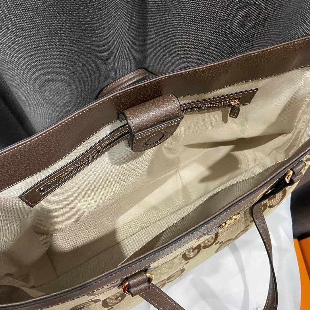 GUCCI jumbo GG medium tote / GUCCI Shopping Bag เกรดออริจินอล กระเป๋าสะพายทางโท้ทใบใหญ่ นำเสนอด้วยผ้าแคนวาส GG ซึ่งเป็นการเลียนแบบชื่อย่อของ Guccio Gucci ในขนาด Maxi ดีไซส์ร่วมสมัยลวดลาย GG โมโนแกรม ภาพถ่ายจากงานขายจริง ใช้งานต่างประเทศได้