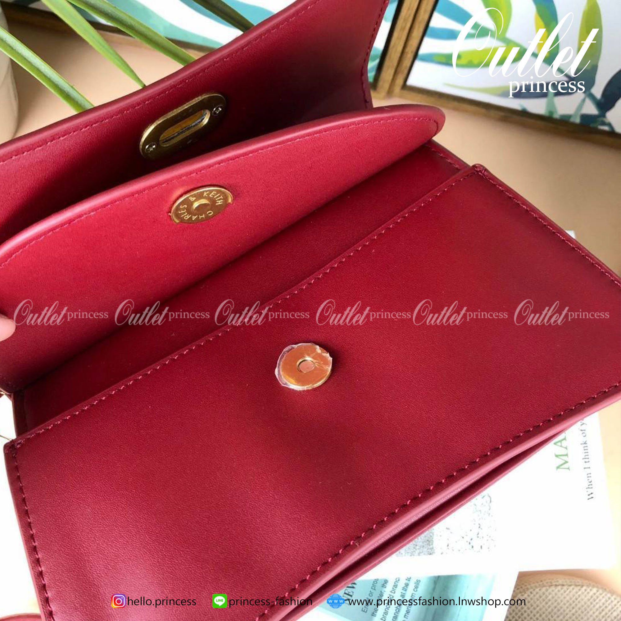 Charles & Keith Padded Double Pocket Shoulder Bag กระเป๋าสะพายข้างใบเก๋ (มีใบลูกให้) ด้วยดีไซน์ที่มีเอกลักษณ์เฉพาะตัว อะไหล่สีทองเพิ่มความหรูหรา ตัดกับตัวฝากระเป๋าที่มีการเดินด้ายเพิ่มดีเทล คือเริศมากๆ เปิดปิดแบบตัวหมุนล็อก มีช่องแม่เหล็กด้านหน้าใส่ iPhon