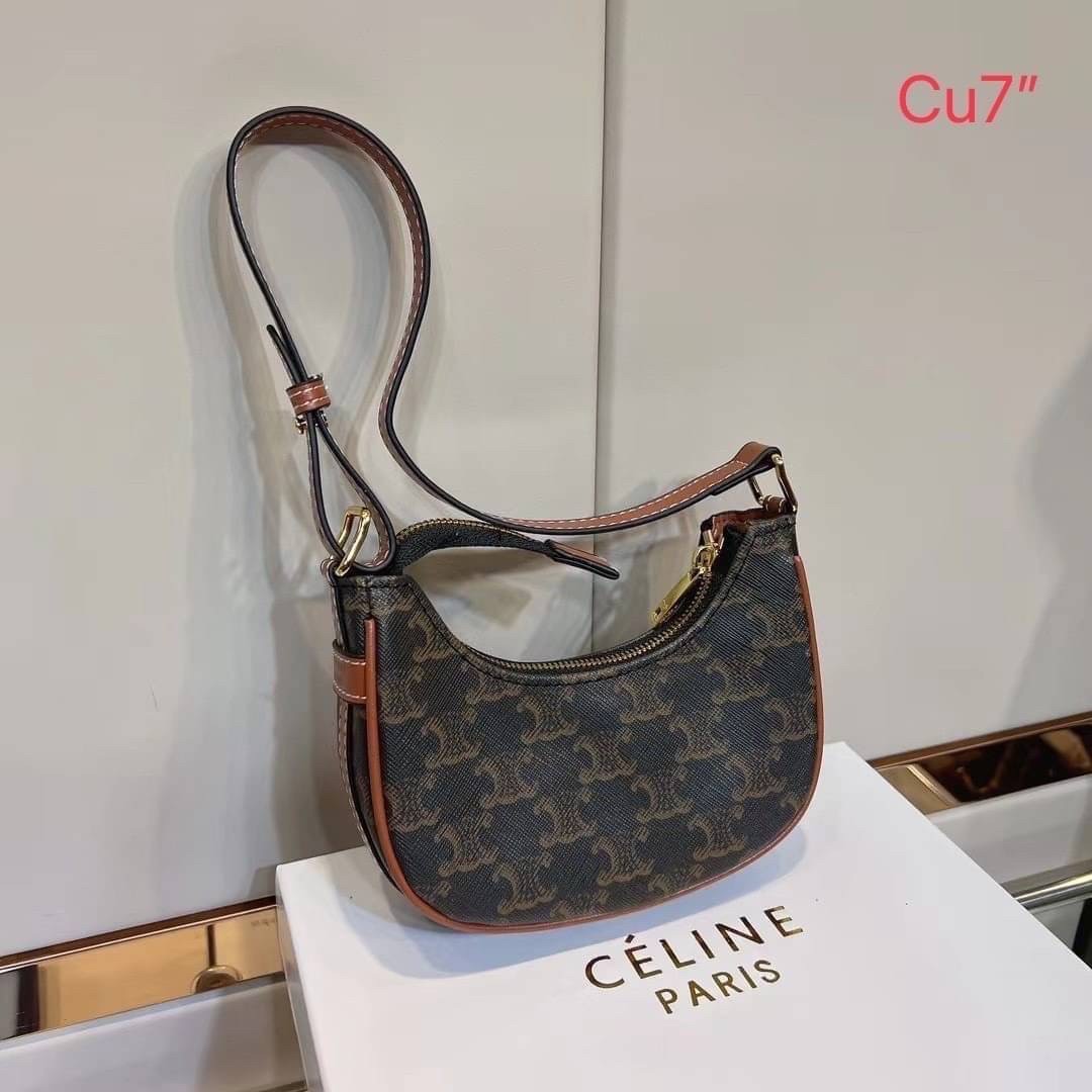 CELINE MINI AVA IN TRIOMPHE CANVAS AND CALFSKIN สวยเกินต้านกับน้องมินิ รุ่นสุดปัง ที่ใครเห็นก็ต้องว้าว กับกระเป๋าสะพายไหล่ ไซส์มินิ น้องน่ารักม้ากกก!! ไม่ไหว!! รูปทรงที่ไม่เหมือนใคร ใช้งานง่าย วัสดุหนังแคนวาสตัดสลับหนังแท้