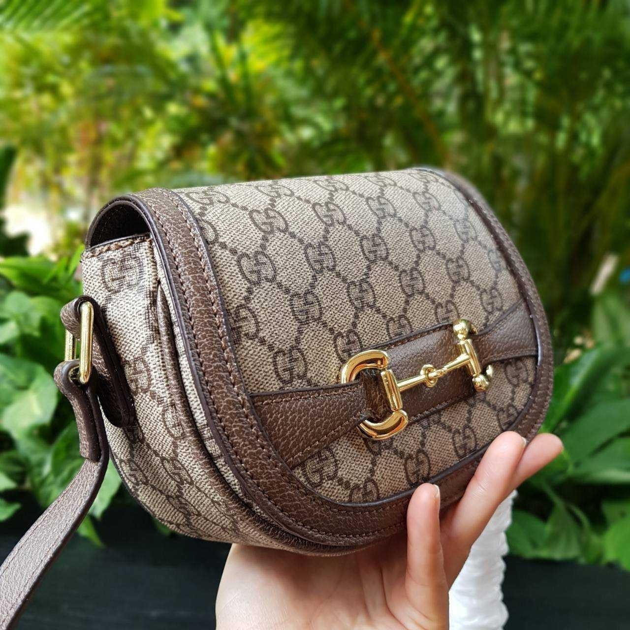 GUCCI Horsebit 1955 small shoulder bag กระเป๋าครอสบอดี้ขนาดกำลังดี ดีไซน์น่ารัก ทรงสวย ใช้ได้ทุกโอกาส สายยาวปรับระดับได้ เปิด-ปิด ด้วยกระดุมแม่เหล็ก