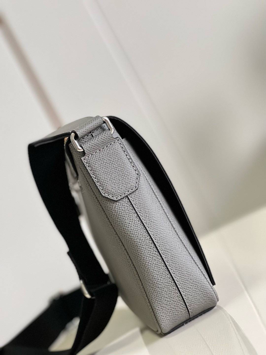 เกรดเทพ Top ORI | LV District PM Taiga leather Glacier Gray กระเป๋าสะพายทรงแมสเซ็นเจอร์ หนังแท้ เกรดดีสุด เทียบแท้