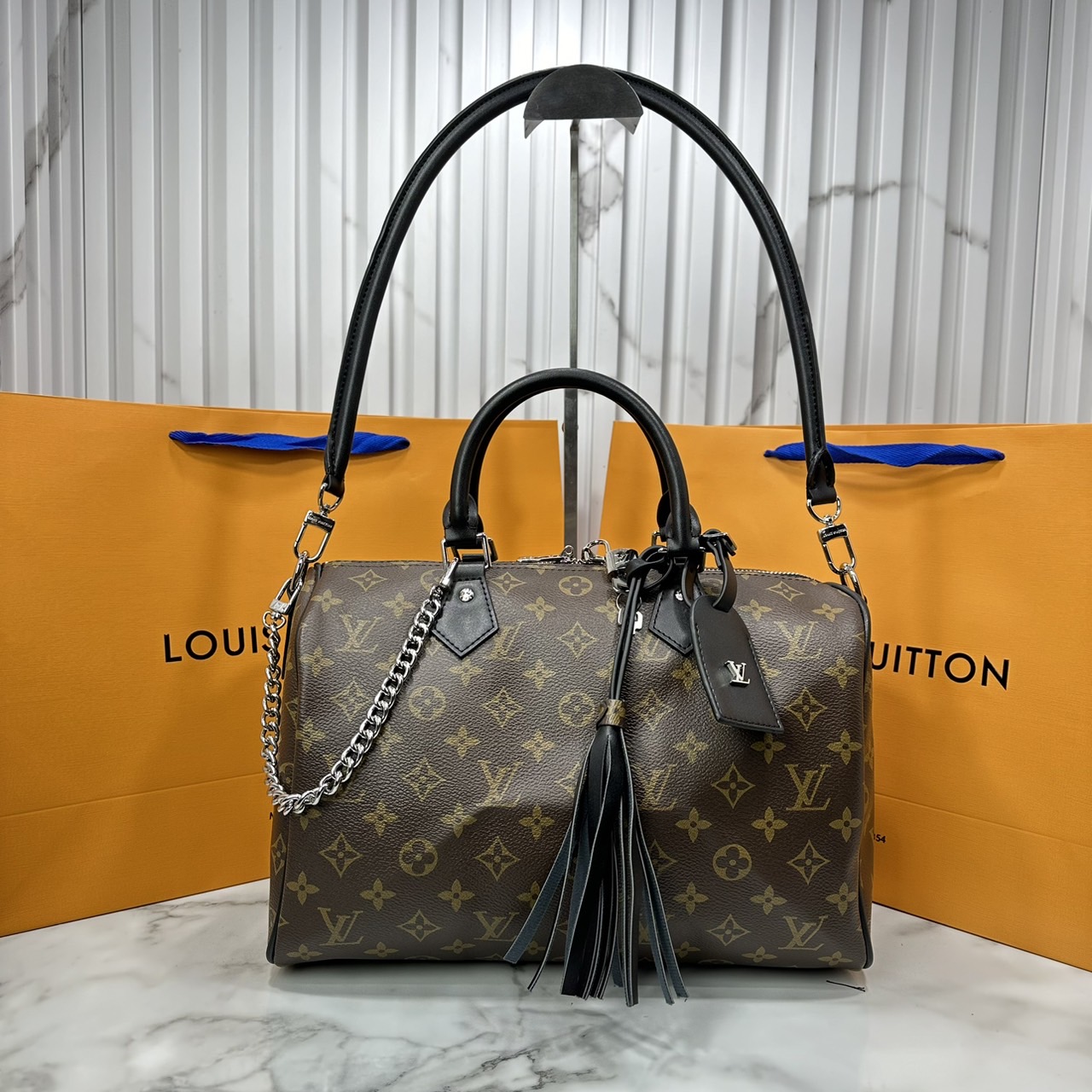 LV speedy soft 30 crafty bag กระเป๋าทรงหมอน รุ่นท็อปฮิต กับดีไซน์ใหม่ต้อนรับฤดูกาลท่องเที่ยว โดดเด่นด้วยการตกแต่งลายพิมพ์ซิกเนเจอร์ และป้ายแท็กหนังสุดเก๋