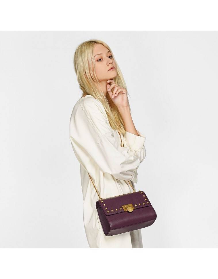 CHARLES & KEITH Stud Detail Clutch กระเป๋าสะพายคอลเลคชั่นใหม่ล่าสุดวัสดุหนังคาเวียร์สวยอยู่ทรง ตัวกระเป๋าประดับด้วยหมุดสีทองสวยเก๋ขนาดกำลังดีน้ำหนักเบา เปิดปิดด้วยฝาปิดตัวล๊อคปั้มโลโก้ด้านหน้า ภายในมีช่องซิปและช่องใส่บัตร มาพร้อมสายสะพายโซ่ยาวสามารถซ้อนสา