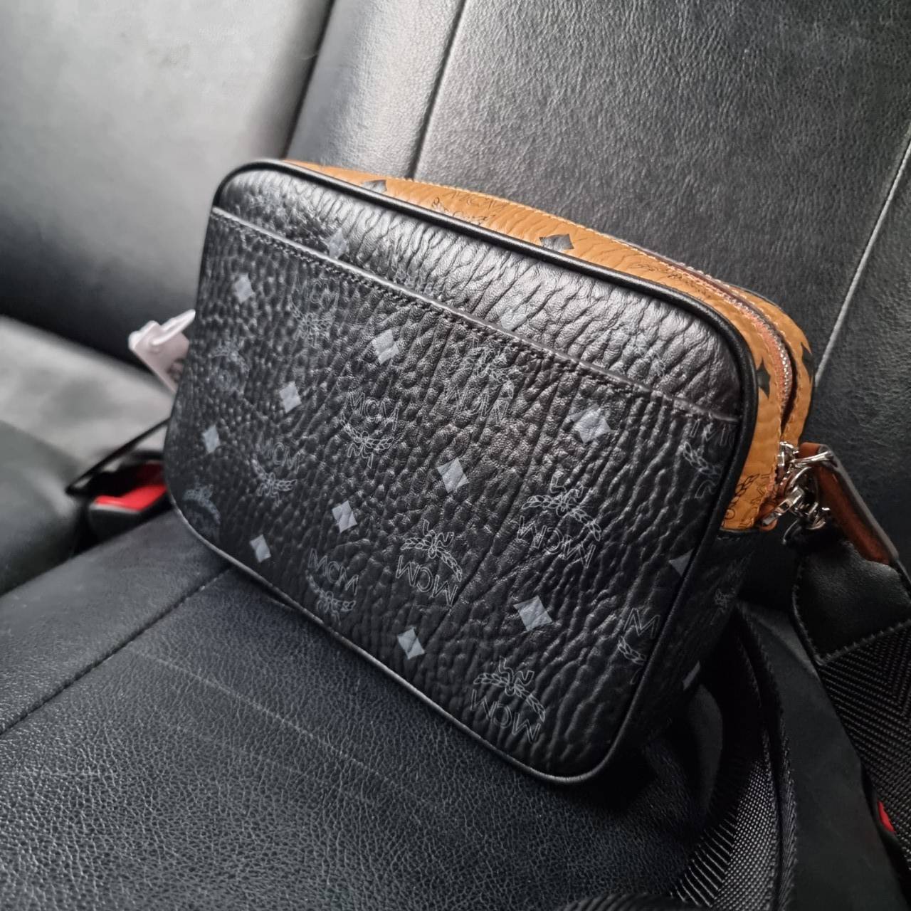 M.C.M KLASSIK CROSSBODY IN VISETOS MIX คลาสสิคสมชื่อ!! กระเป๋าสะพายข้างทรงครอสบอดี้ ดีไซน์มิกซ์แอนด์แมทช์สุดคูล ใหม่ล่าสุด เท่ได้ไม่ซ้ำใคร โลโก้โลหะรมดำดูมีเสน่ห์ วัสดุหนังแคนวาสคุณภาพดี มีช่องหลัก 2 ช่อง เปิด-ปิดด้วยซิป ด้านหลังมีช่องย่อยอีกหนึ่ง ภายในโล