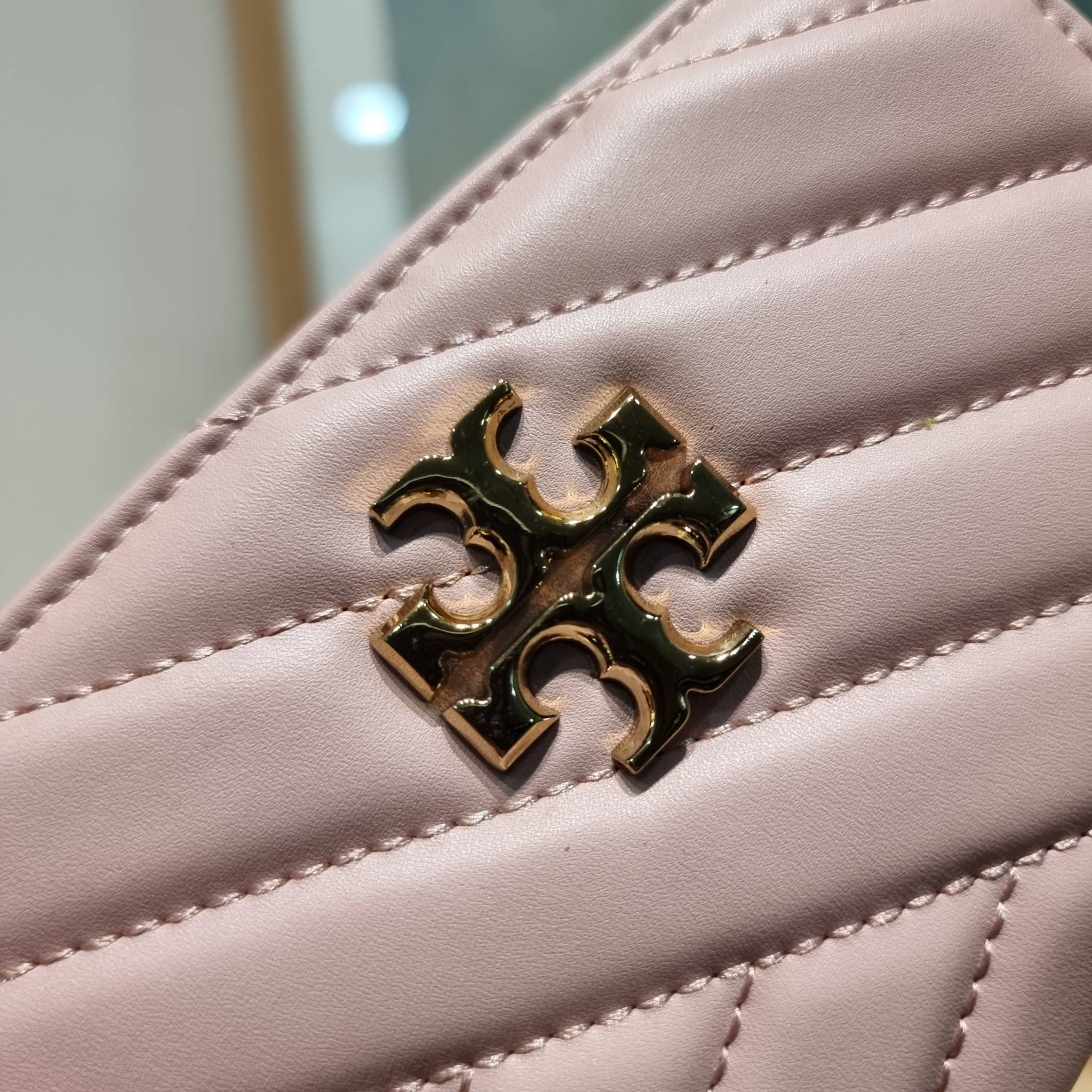 TORY BURCH KIRA CHEVRON MEDIUM SLIM WALLET กระเป๋าสตางค์ใบกลางรุ่นบาง ไม่กินพื้นที่กระเป๋า ดีไซน์เรียบหรู