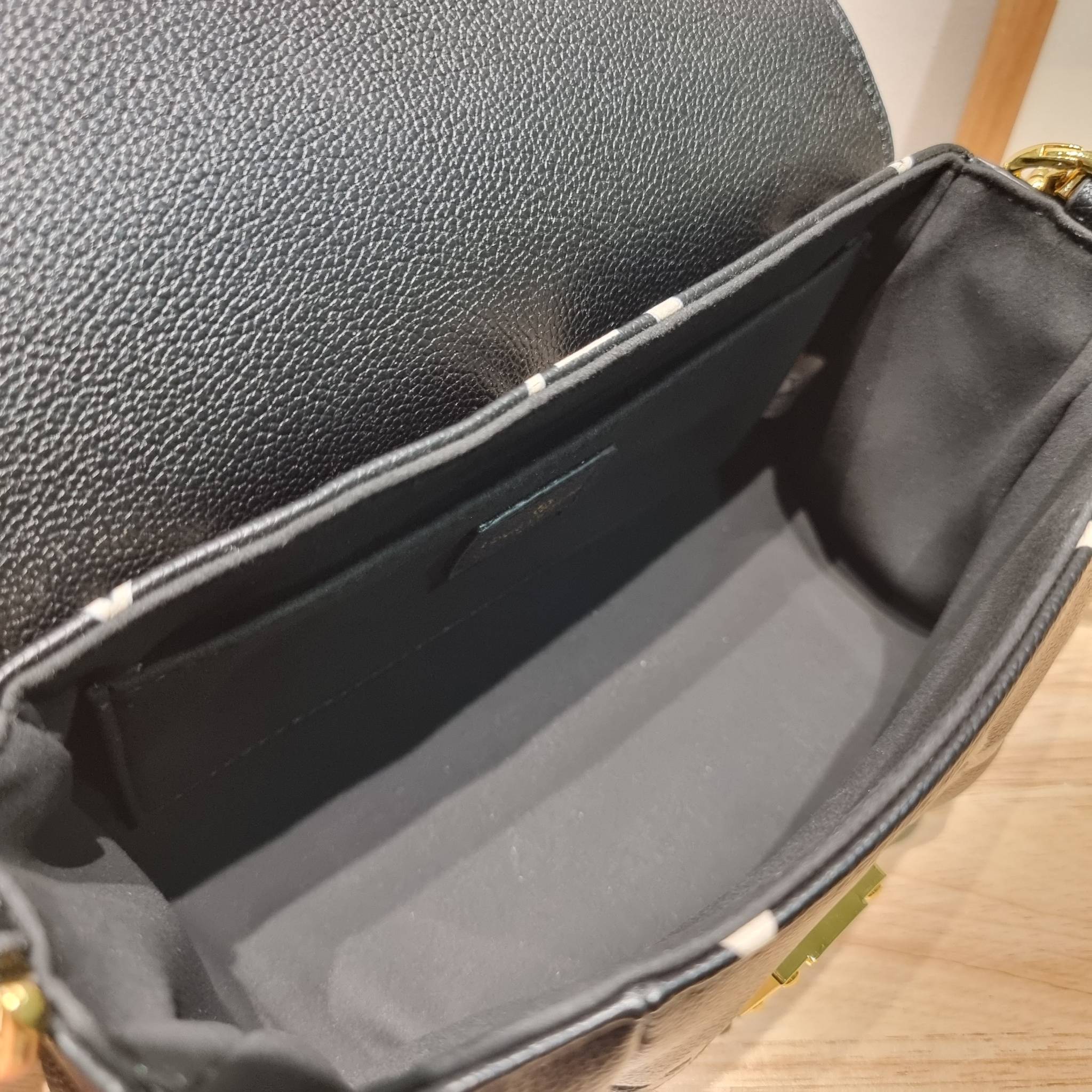 LV Favorite Bicolor Monogram Empreinte Leather - Handbags / LV FAVORITE BAG กระเป๋าสะพายคอลใหม่ล่าสุด สวยหรู ดูแพง ดีไซน์รูปทรงออกมาให้ใช้งานได้ง่าย