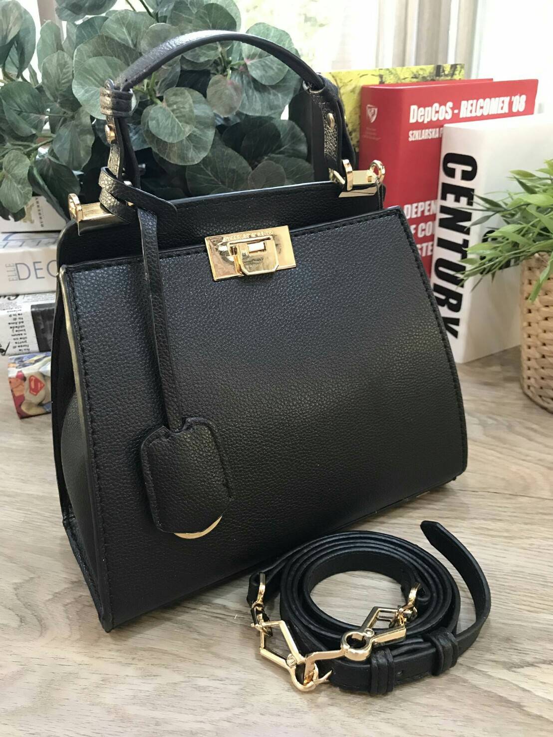 CHARLES & KEITH ANGULAR PUSH-LOCK HANDBAG 2018 กระเป๋าถือหรือสะพายคอลเลคชั่นใหม่ หนังสวยอยู่ทรง ขนาดกำลังดี น้ำหนักเบา มาพร้อมTag ห้อยที่หูกระเป๋า หูจับถนัดมือ สายสะพายยาวถอดได้ ปรับระดับได้ เปิดปิดด้วยตัวล็อคพับอะไหล่ทองปั๊มโลโก้ ภายในกว้างสามารถใส่กระเป