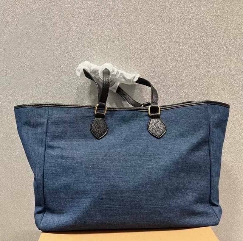 YSL Vavin Tote in Denim Classic 16" / YSL SHOPPING E/W IN SUPPLE LEATHER รุ่นเดนิม กระเป๋าทรงโท้ทใบใหญ่ หน้าโลโก้ใหญ่โดดเด่น ช่องกว้างใช้งานง่าย ภายในโล่งกว้างมาก ใส่ของได้สบาย หิ้วไปเที่ยวต่างจังหวัด สะพายไปต่างประเทศตามใจ!! เลิศตรงที่ดีไซน์ใบนี้เป็