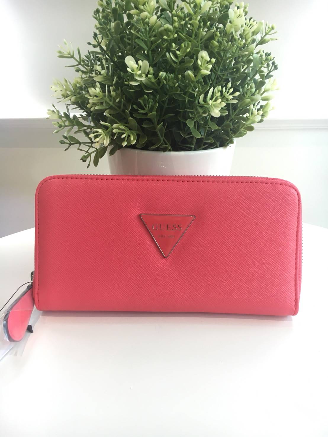 New Arrival!! ~~ Guess wallet กระเป๋าสตางค์หนังใบยาว ซิปรอบ ด้านหน้าประดับด้วยโลโก้แบรนด์โลหะ เปิด-ปิดด้วยซิป แบ่งออกเป็น 2 ช่องใหญ่ สามารถใส่บัตรได้มากกว่า 6 ใบ ใส่ธนบัตรได้มากกว่า 2 ช่อง มีช่องใส่เหรียญและใส่มือถือได้ สวยหรู ต้องมีครอบครองไว้สักใบจริงๆค