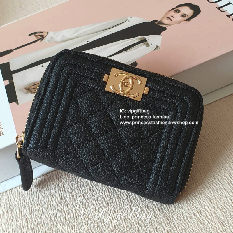 กระเป๋าสตางค์ใบสั้น แนะนำรุ่นนี้คะ งานพรีเมี่ยมกิ้ฟท์จากเค้าเตอร์ต่างประเทศ **ทรงสวยหรู หนังสัมผัสลายด้าน จากแบรนด์ CHANEL (GWP) ด้านหน้ามีโลโก้แบรนด์ CC สีทองหรู **อะไหล่สีทองทั้งใบ เปิดปิดด้วยซิปมีที่จับหนัง ปั้มป้าย MADE IN ITALY 🇮🇹 ด้า