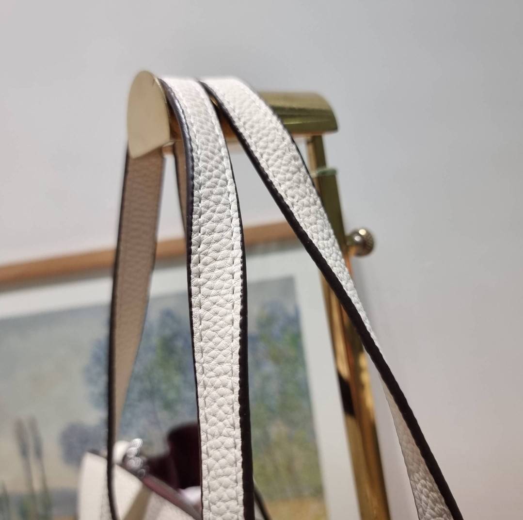 COACH HANNA CARRYALL IN SIGNATURE CANVAS / CH187 / CH195 / CH542 น้องใหม่ เรียบหรู ดูแพง กับกระเป๋าถือ/สะพายทรงสวย คงความคลาสสิค ดีไซน์ตกแต่งสายคาดจับจีบข้างกระเป๋าเพิ่มดีเทล มาพร้อมหูจับในตัว