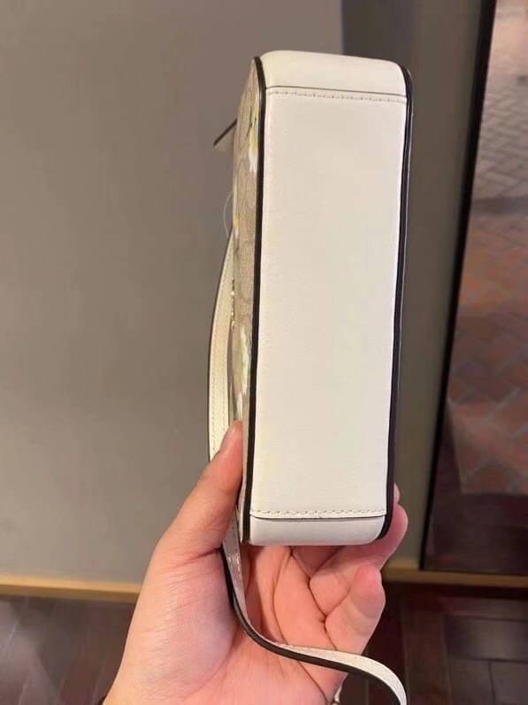 COACH C3354 MINI CAMERA BAG IN SIGNATURE CANVAS WITH DAISY PRINT คอลเลคชั่นใหม่ เอาใจสายหวาน!! กระเป๋าสะพายข้างไซส์มินิ ทรงสวยกำลังดี ดีไซน์ตกแต่งลายดอกเดซี่ คิ้วท์แบบไม่มีใครเกินแน่นอน วัสดุหนังแคนวาสเคลือบลาย เปิด-ปิดด้วยซิป สายสะพายปรับได้ตามตัว ภายในม