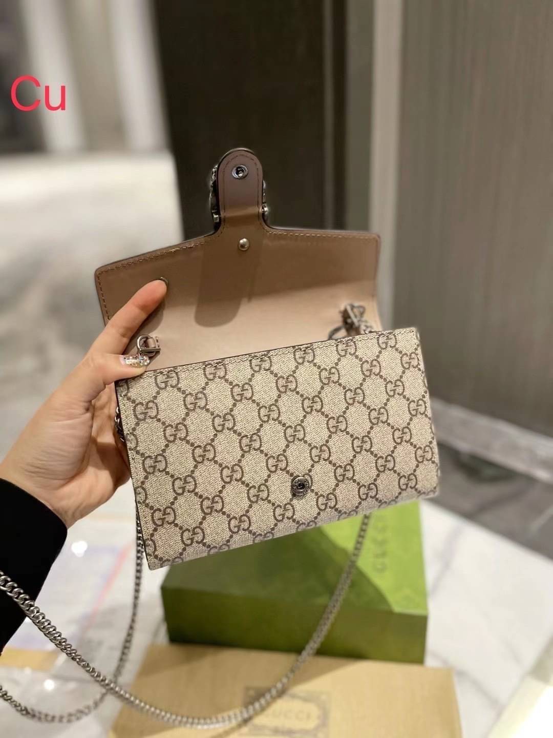 GUCCI Dionysus GG Supreme chain wallet กระเป๋าสะพายคลาสสิควินเทจ ดึงดูดและสะกดสายตาด้วยอะไหล่ดีเทลหรูรูปหัวสิงโต สะพายหรือถือเป็นคลัชท์ได้