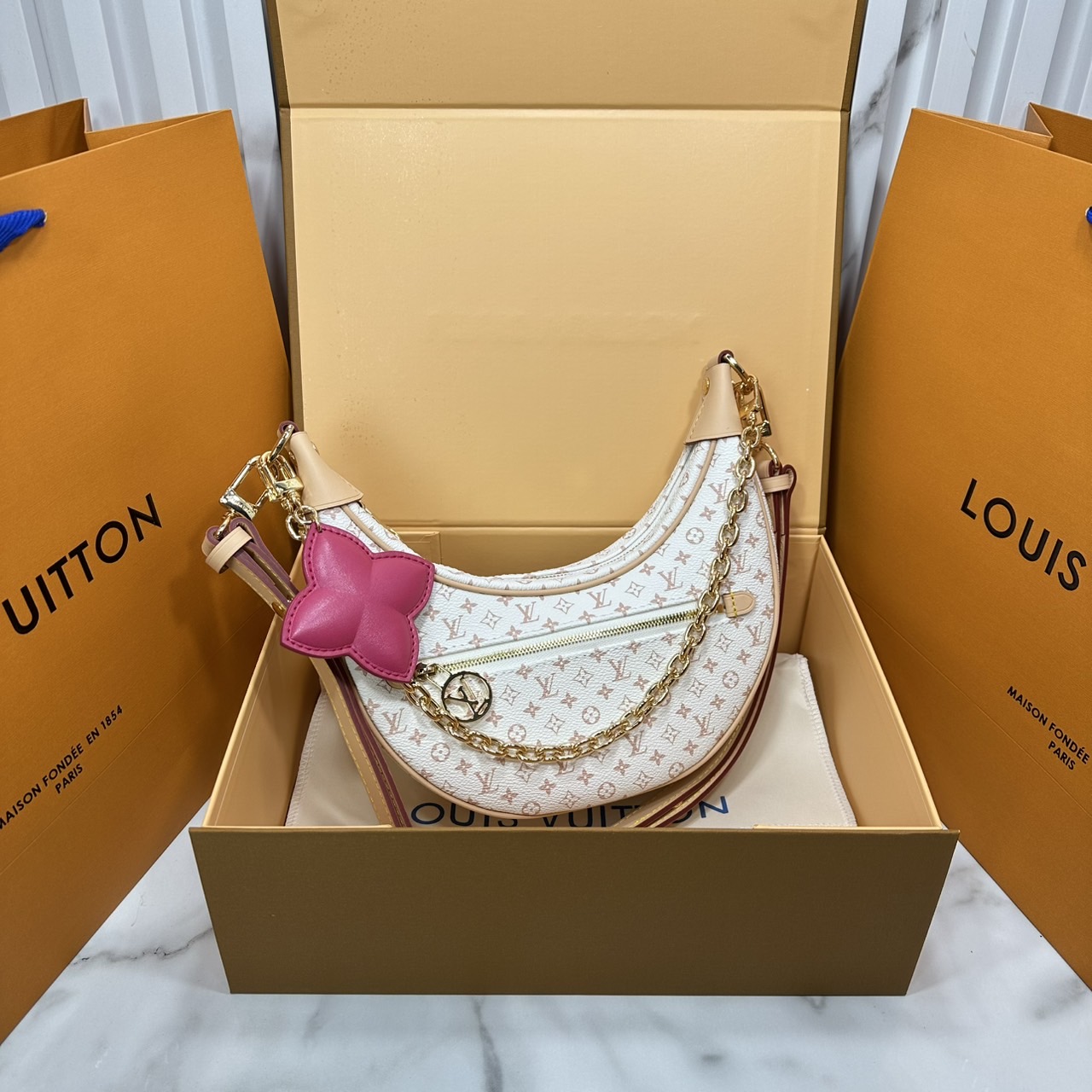 ORI หนังแท้ | LV Loop PM Bag กระเป๋าสะพาย ดีไซน์ทรงพระจันทร์ครึ่งเสี้ยวได้แรงบันดาลใจจากกระเป๋ารุ่น Croissant อันเป็นตำนานของเมซง รูปทรงกระเป๋ากะทัดรัดรับกับรูปร่างมาพร้อมสายโซ่