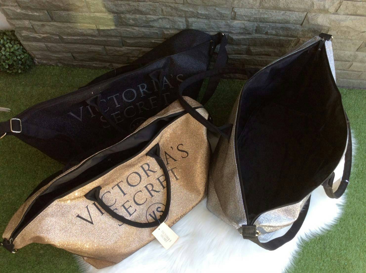 VICTORIA'S SECRET CANVAS GLITTER LARGE RUNWAY TRAVEL BAG 2017 กระเป๋าทรง Travel ใบใหญ่วัสดุ CANVAS GLITTER ด้านหน้าประดับโลโก้แบรนด์ glitter วิ๊งทั้งใบ เปิดปิดด้วยซิป ภายในกว้างจุสุดๆ ใส่เสื้อผ้าได้หลายชุด ไม่ว่าจะถือขึ้นเครื่อง, ไปต่างจังหวัด หรือไป