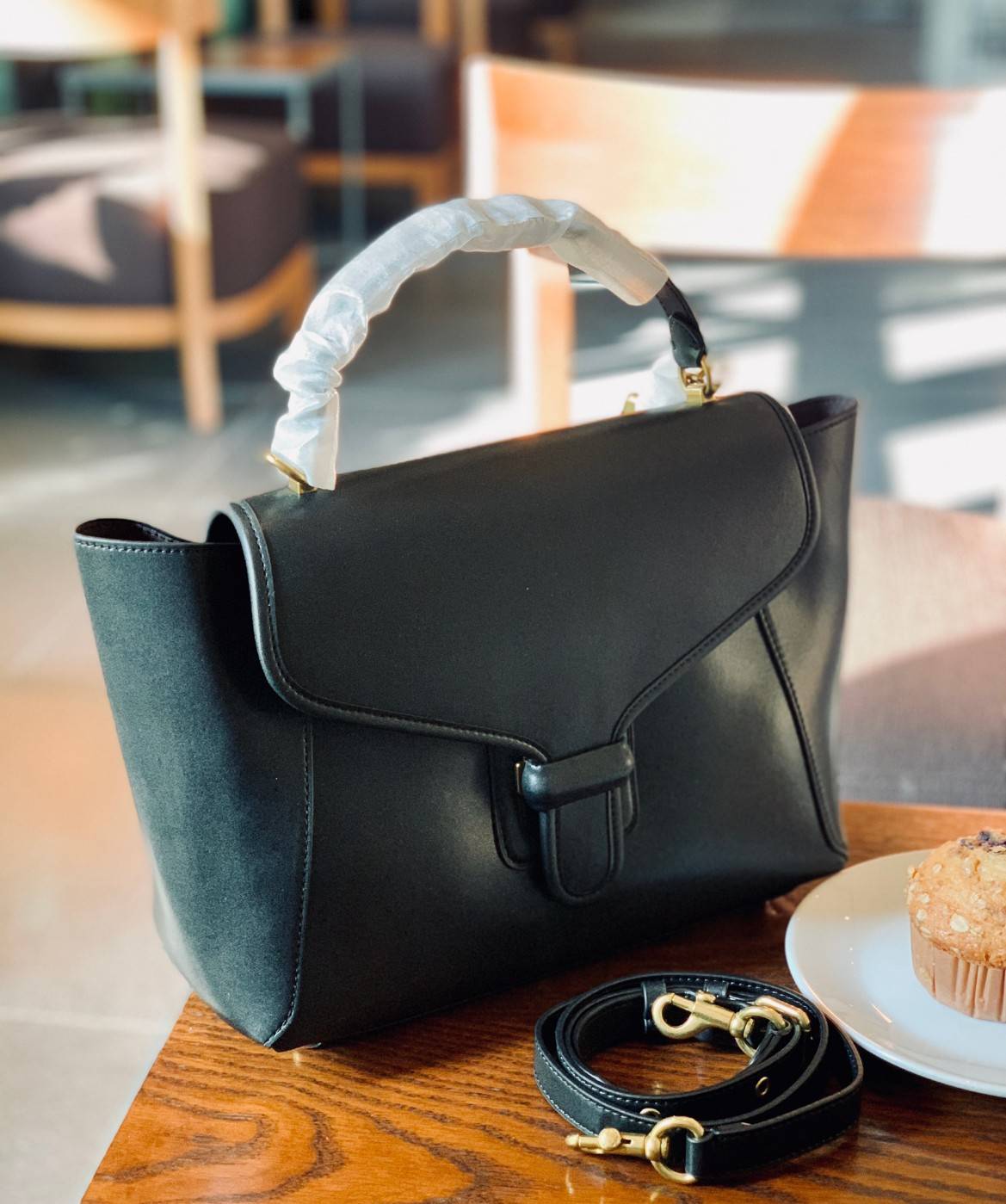 COACH COURIER CARRYALL 23 IN COLORBLOCK SIGNATURE CANVAS พร้อมส่ง 7 แบบ พร้อมส่ง ลุคดูไฮสุดๆค่ะ! กระเป๋าสะพายหนังหรูหราและคลาสสิค หนังแท้ชั้นดีที่สุด น้ำหนักเบา หนังสวยมากก สัมผัสแล้วหลงรักแน่นอนจ้าา😘