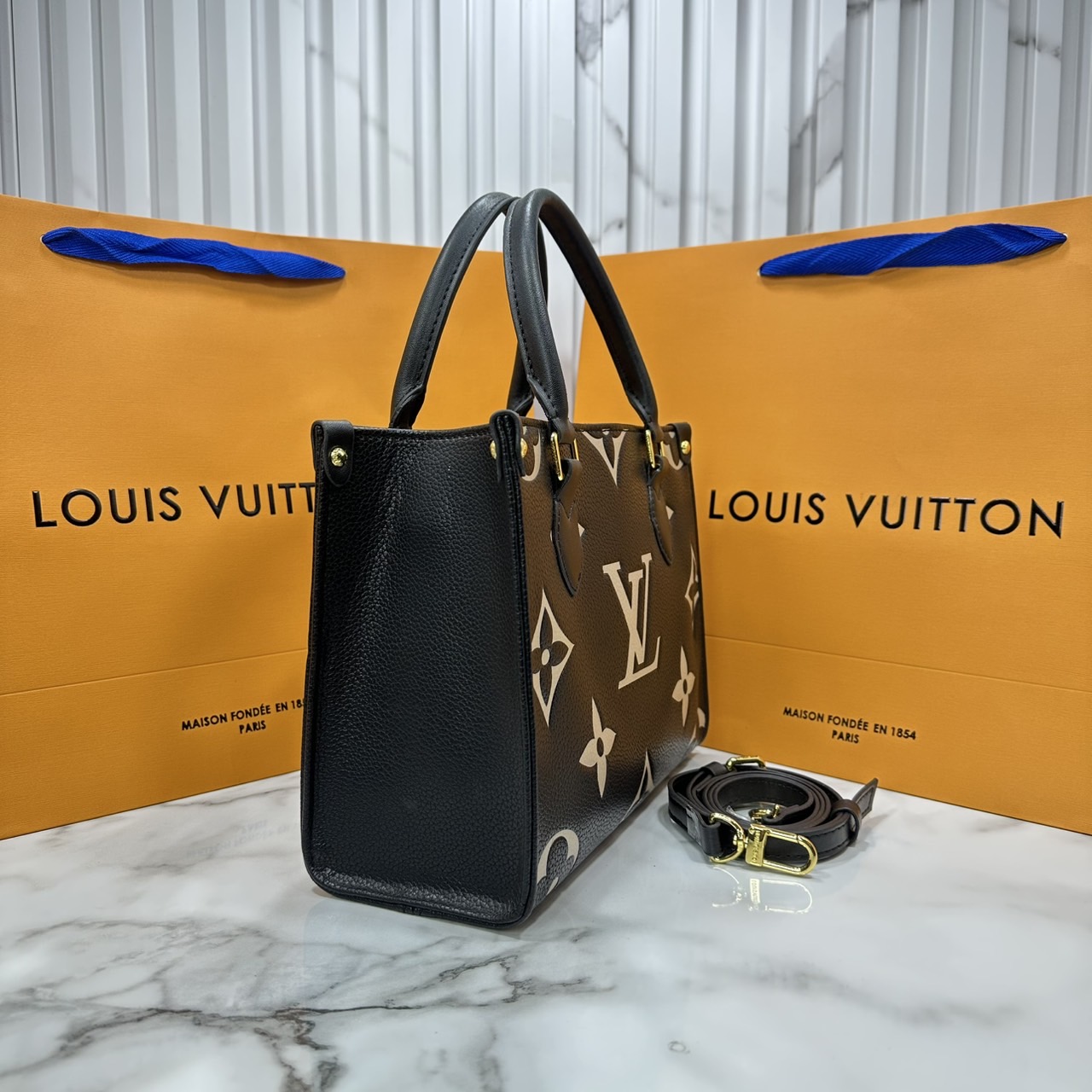 ORI หนังแท้ | LV OnTheGo PM bag กระเป๋าสะพายทรงโท้ท Monogram Empreinte ประทับลาย Medium Bicolor พกพาของใช้ที่จำเป็นอย่างมินิแท็บเล็ต เลือกใช้งานได้หลายรูปแบบ