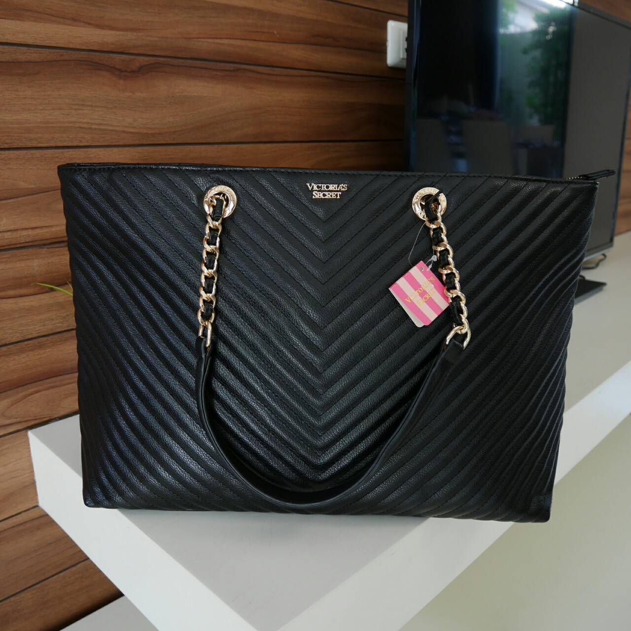 Victoria's Secret Shoulder Bag กระเป๋าสะพายทรงหรูจาก Victoria's Secret หนัง PU หนา รับน้ำหนักได้เยอะ เปิดปิดด้วยซิป ด้านหน้าประดับตัวอักษร VS ภายในมีช่องซิปและช่องใส่ของ จุได้เยอะค่ะ ใส่เอกสาร A4 หนังสือ ipad ได้สบาย เป็นอีกหนึ่งรุ่นเเนะนำที่สาว