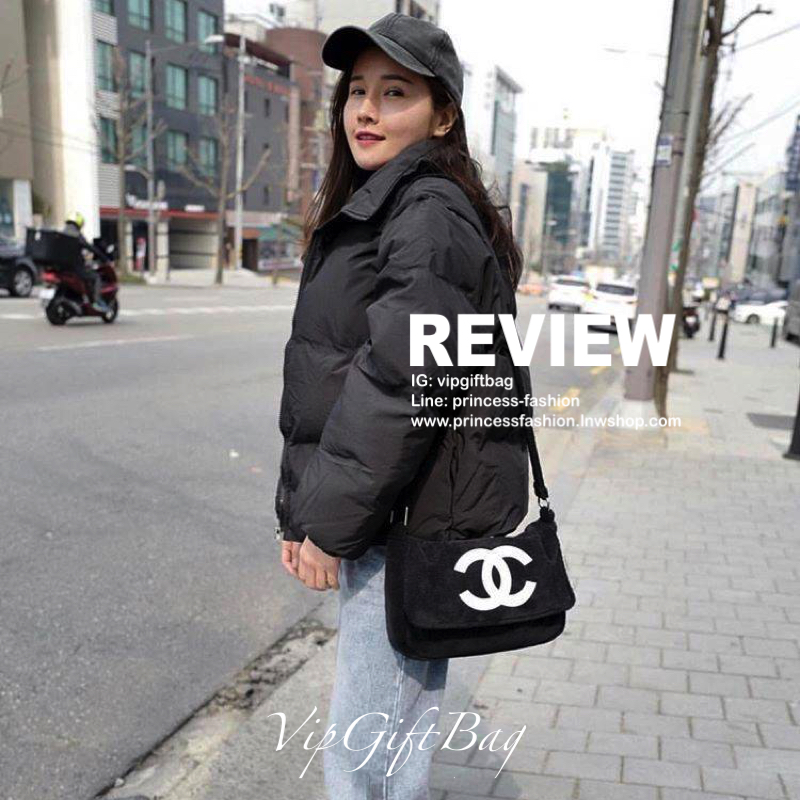 สีดำ MUST HAVE ITEM 2019 !! รุ่นยอดฮิตของ *วัยรุ่นสายสตรีท ทั่วโลก จากงาน CHANEL VIP GIFT *ของแท้100% *มีป้ายNOTFORSALE เป็นกระเป๋า ใบสวยรุ่นหายาก ขนาดกำลังดี ใช้ได้ทั้งหญิงชายเลยค่ะ ขนเฟอร์นิ่มมากกก เก็บของอย่างดี น้ำหนักเบา ด้านในมีช่องใส่ของจุกจิก MIX