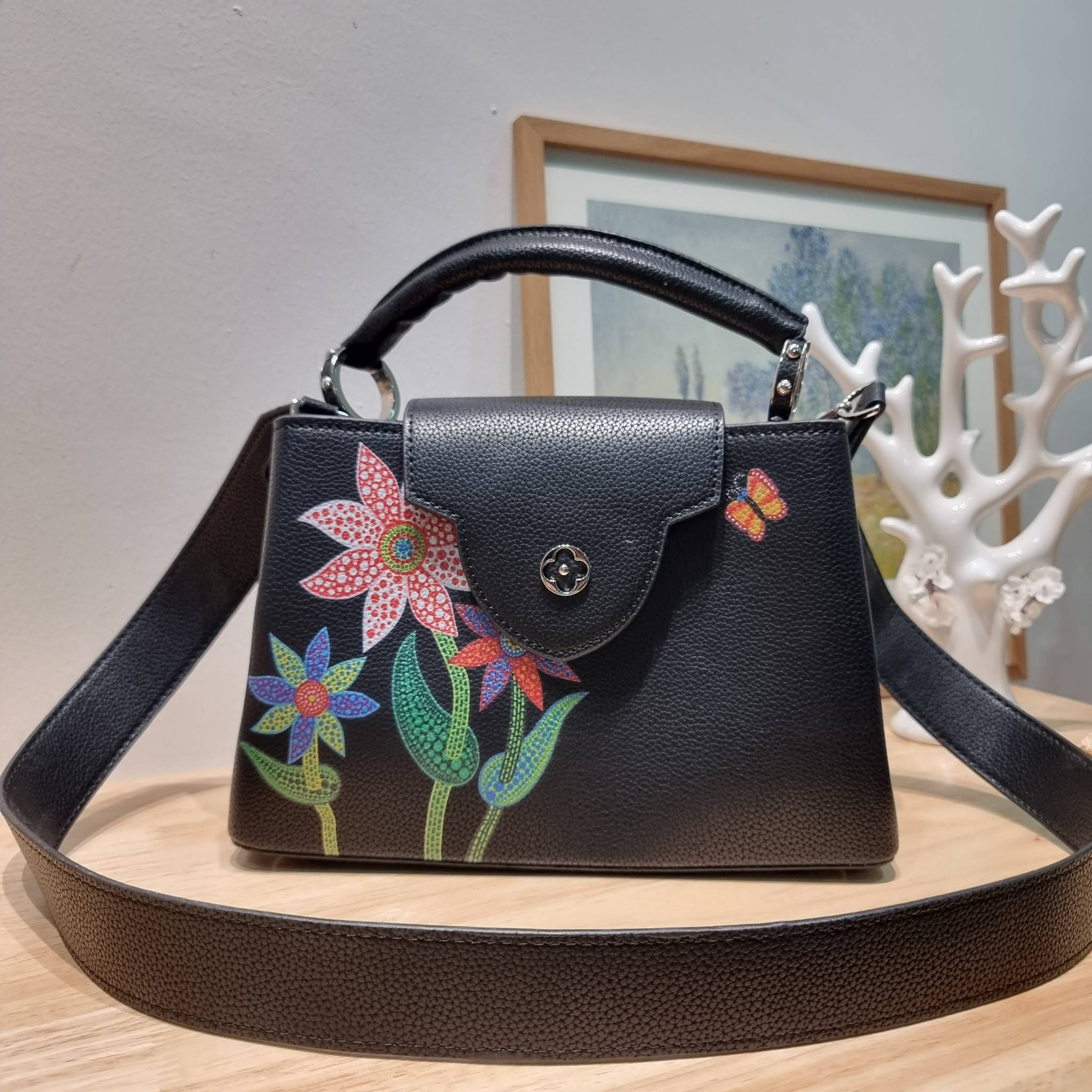 LV x YK Capucines BB / LV Bag พร้อมส่ง กระเป๋าถือสุดหรู ดีไซน์ทรงคลาสสิค ดีงามม้ากกกก!! มาพร้อมหูจับในตัว ด้วยรูปทรงวินเทจ งานปั้มสวยเป๊ะปังตามรูป **รอบนี้จัดราคาพิเศษสุดคุ้ม งานสวยเกินราคาค่ะ