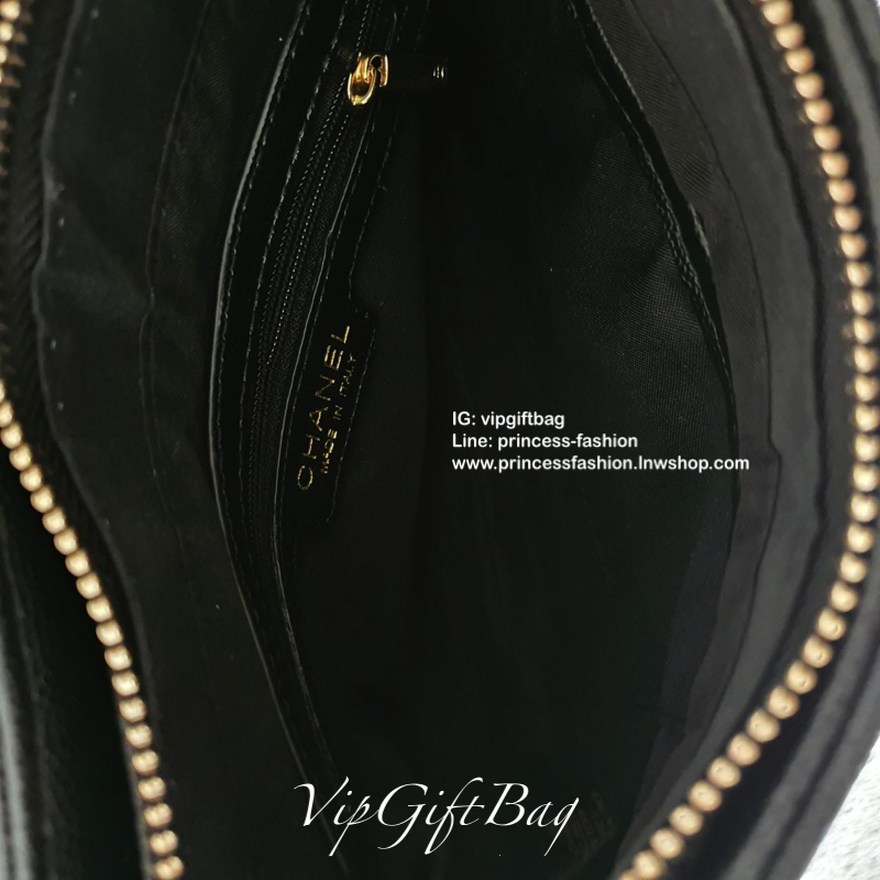 CHANEL VIP GIFT SHOULDER BAG รุ่น LIMITED จากงาน VIP GIFT(GWP) ของแท้100% วัสดุหนังคาเวียร์เต็มใบ ด้านหน้าประดับโลโก้ทองสุดหรู เปิดปิดด้วยหมุดหมุน CC ด้านในมีซิปอีกชั้น อะไหล่ทองทั้งใบ ในใส่ของได้เยอะ มาพร้อมสายสะพายสายโซ่สลับหนังมีที่รองบ่าถนอมไหล่(ถอดไม