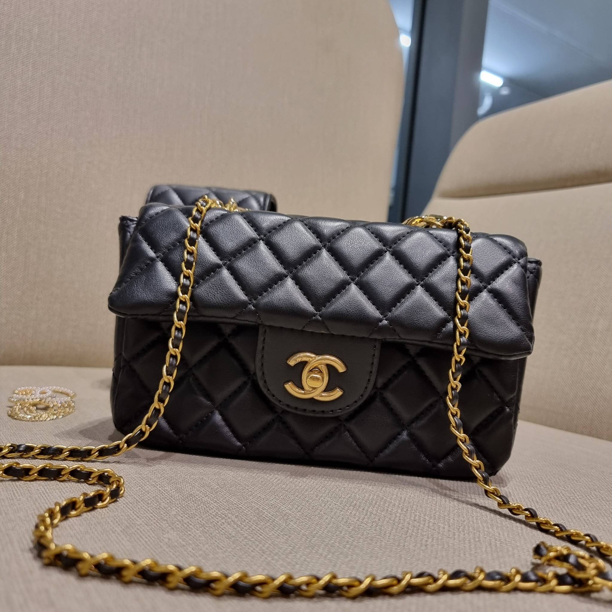 CHANEL GIFT BOX SET Chanel Holiday Makeup & Beauty Gift Sets สุดหรูชวนให้สะสม สุดยอดไอเท็มหายากพร้อมเสิร์ฟครบชุด limited สุดคุ้ม มาพร้อมกระเป๋าสะพายถึง 2 ใบ รุ่นยอดฮิตทั้งนั้น!!ที่พิเศษยังมีน้ำหอมตัวท็อปมาให้อีก chanel no.5 ที่แสนจะเย้ายวน ในขนาด 7.5 ml. 