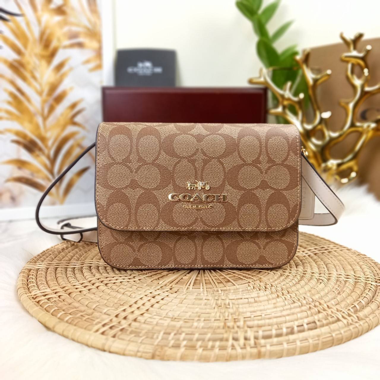 COACH MINI BRYNN CROSSBODY IN SIGNATURE CANVAS (COACH C5592)🍁สวยหรูหรา น่ารัก ด้วยลุคคุณหนู เกินเบอร์มาก!!//กระเป๋าถือ กระเป๋าสะพาย ลุคเก๋ ไซร์มินิ จะถือเป็นครัชแบบเลิศๆ หรือสะพายเป็นครอสบอดี้สุดชิลๆก็รอด// วัสดุหนังแคนวาสคุณภาพ ตกแต่งดีเทลหรูด้วย