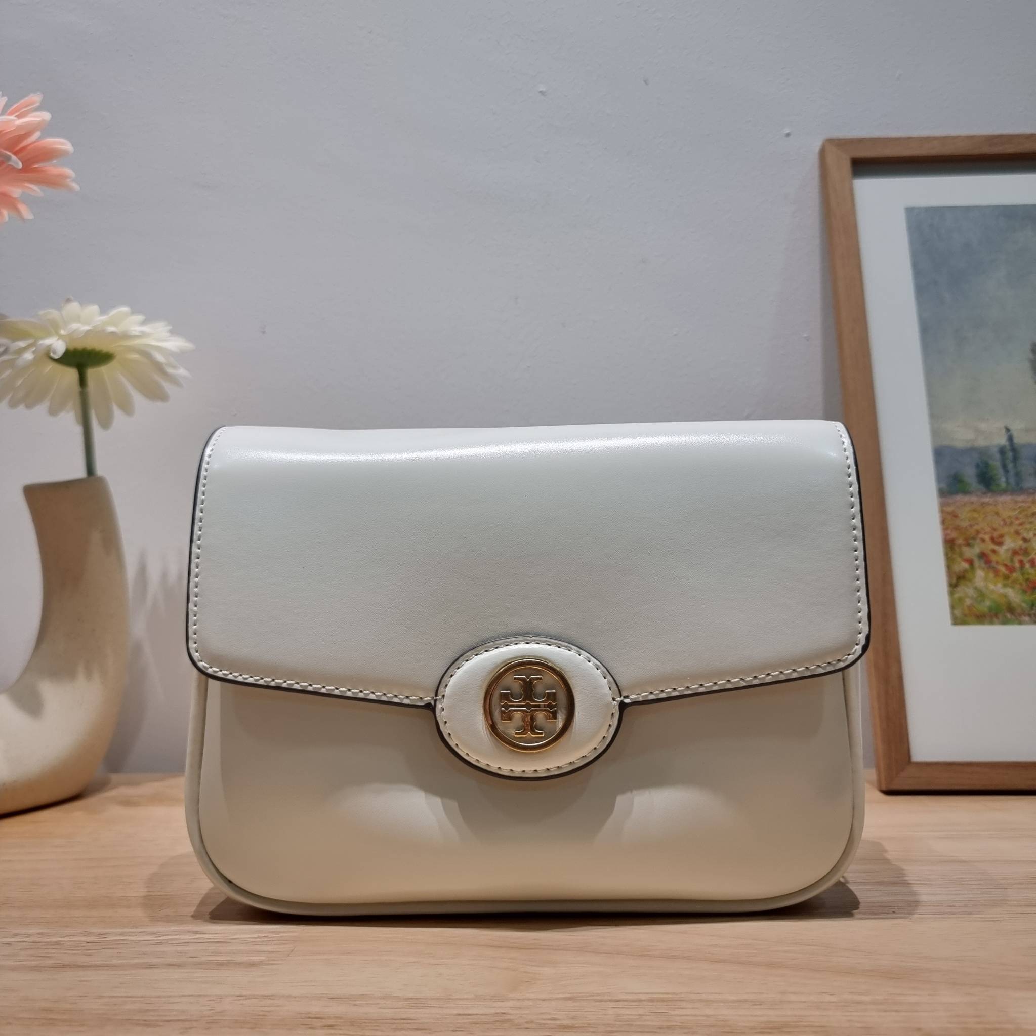 TORY BURCH ROBINSON SPAZZOLATO CONVERTIBLE SHOULDER BAG คอลเลคชั่นใหม่ สวยก่อนใคร ในราคาสุดคุ้ม! กับกระเป๋าสะพายไหล่ ดีไซน์สุดหรู หนังแก้วเงาสวยคม สีผู้ดี รูปทรงใช้งานได้ทุกลุค