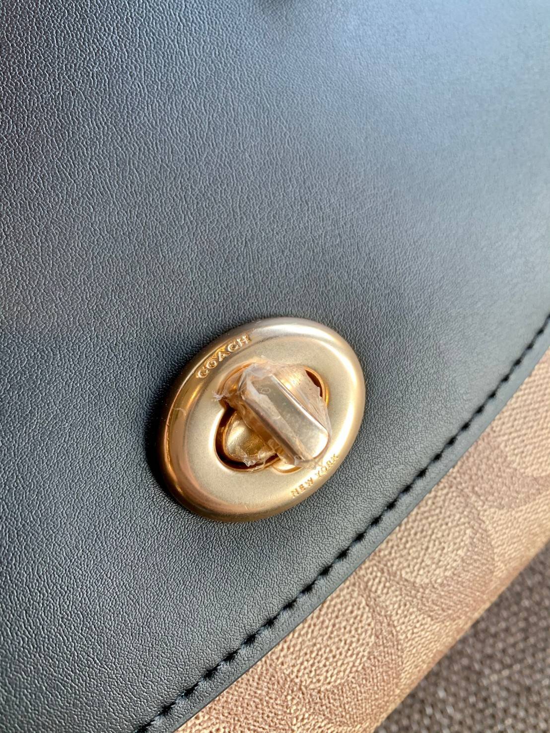 สวย หรู ดูดี รุ่นนี้กัยเลยค่า!! COACH TILLY TOP HANDLE SATCHEL IN SIGNATURE ((76620)) พร้อมส่งความสวย ห้ามพลาดค่ะ! กระเป๋าหิ้ว//คล้องมือ//สะพายข้างได้ ทรงสวย หนังแท้เรียบ+ลายCได้สวยงามค่ะ เปิดปิดกระเป๋าแบบหมุนล็อค ภายในมีช่องหลักใส่ของ2ช่อง สามารถใส่กระเป