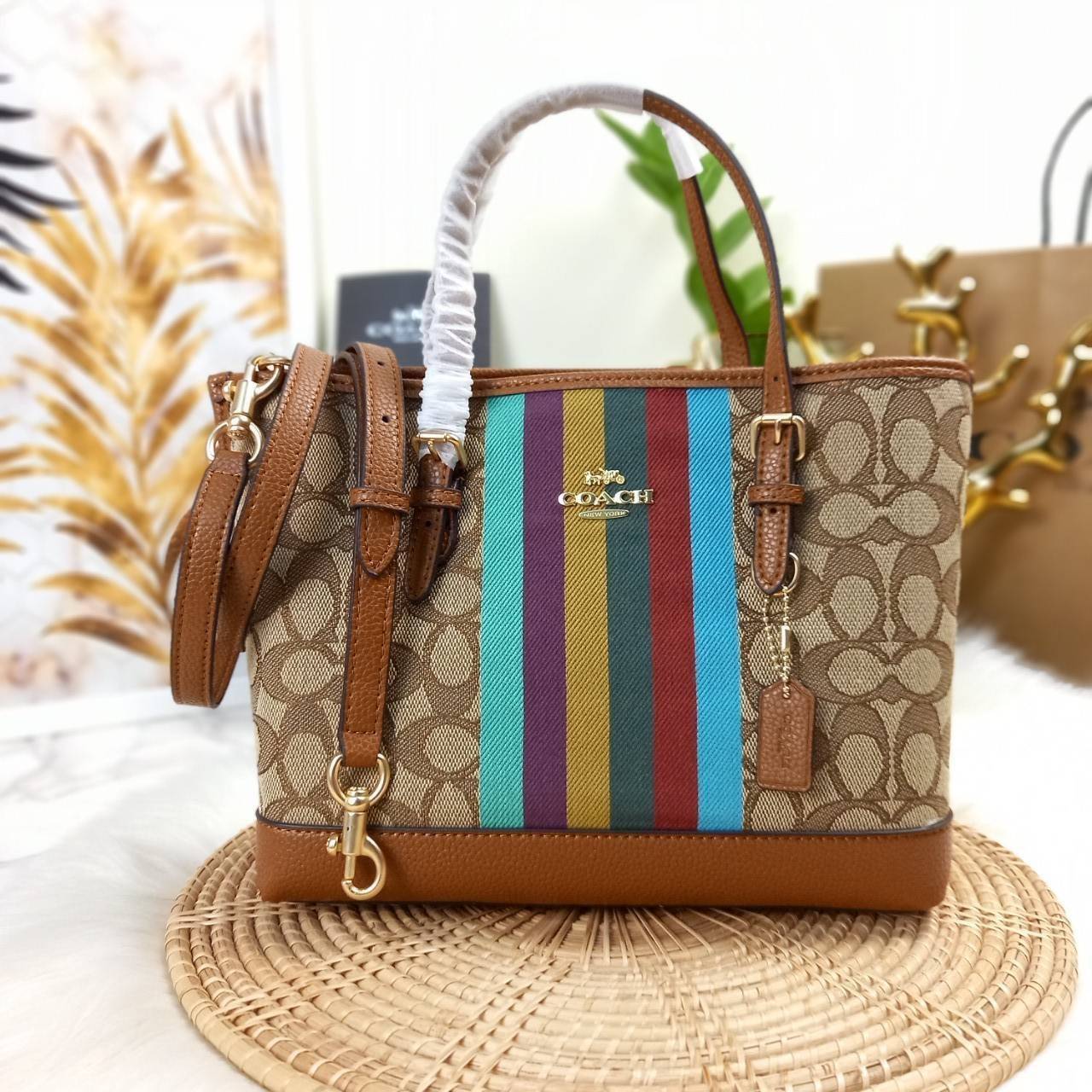 เอาอีกแล้วนะยูวว สวยน่ารักเบอร์นี้ COACH MOLLIE 25 TOTE IN SIGNATURE JACQUARD WITH STRIPES (C4086)🌺รีบมาสวยก่อนใครที่นี่เลย🤩🌈//กระเป๋าถือ กระเป๋าสะพาย ทรง TOTE ขนาดน่ารักกำลังดี ดีไซน์ใหม่ ลวดลายโดดเด่นสะดุดตา//วัสดุJACQUARDทอลาย ผ