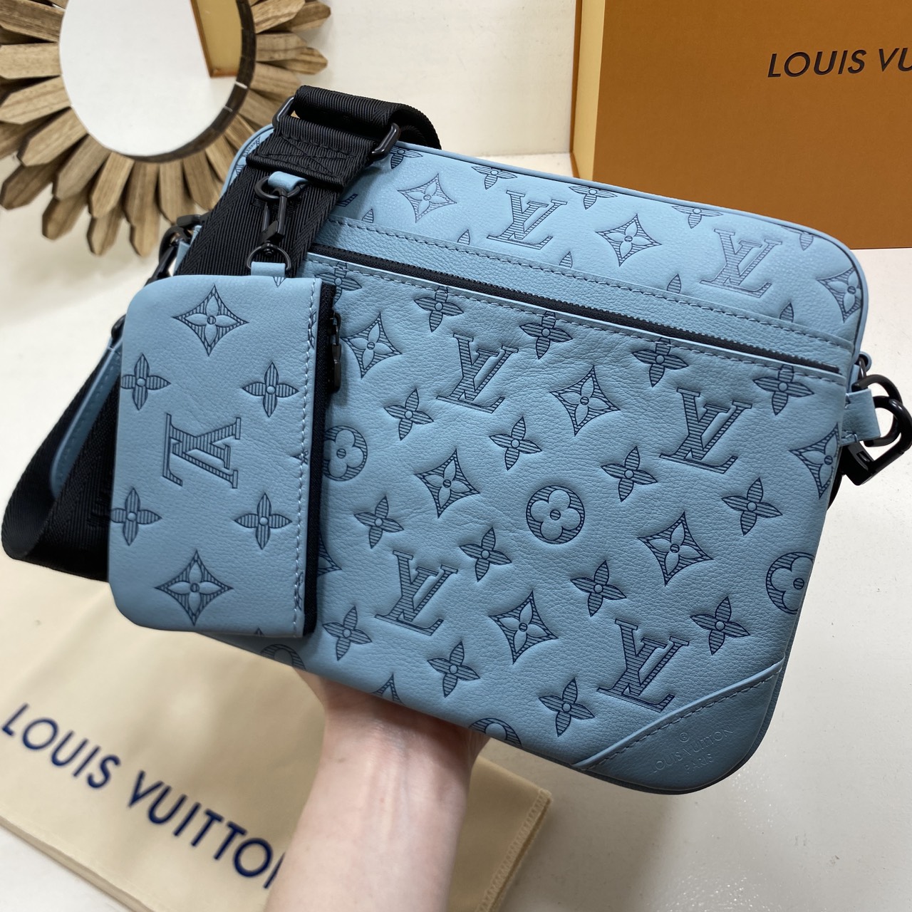 TOP ORI หนังแท้ | LV Trio Messenger Bag กระเป๋าสะพายทรงแมสเซ็นเจอร์ Monogram Shadow Sky Blue ดีไซน์ทันสมัยในโทนสีสปอร์ต เอกลักษณ์ของความหรู ไฮคลาสอย่างลงตัว