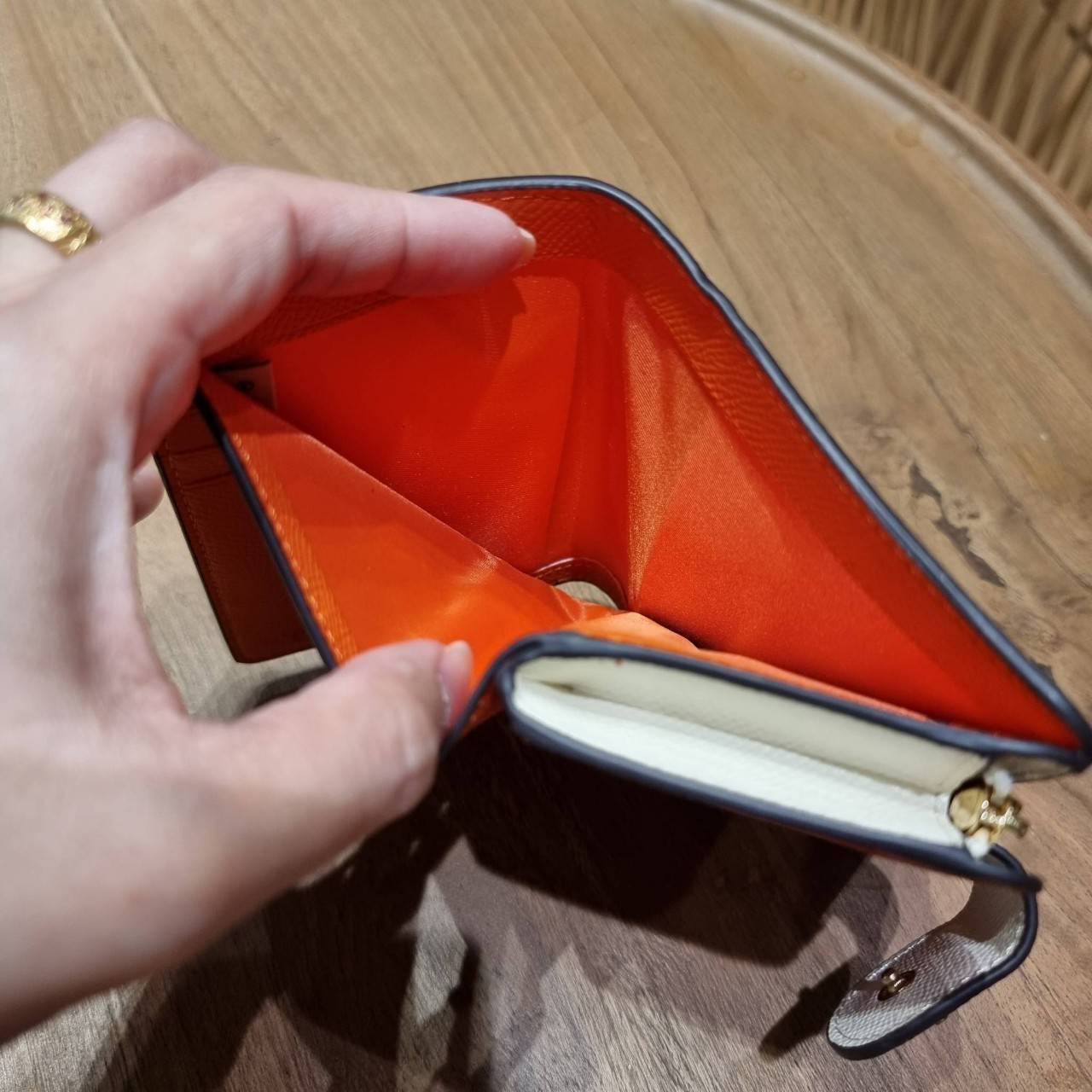 COACH 6390 MEDIUM CORNER ZIP WALLET เดอะเบสท์รุ่นที่สาวๆตามหา!! ดีไซน์ใหม่ สวยสะกด!! กระเป๋าสตางค์ใบกลาง สีคลาสสิค เรียบแต่แฝงความหรู บอกเลยว่ามันละมุนมาก!! ด้วยวัสดุหนัง crossgrain ที่ดูแลรักษาง่าย และยังดูผู้ดี ถือใช้แล้วขับผิวทุกสี ภายในมีช่องใส่บัตรแล