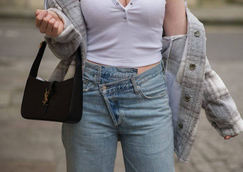 YSL LE 5 À 7 HOBO BAG IN SMOOTH LEATHER / Yves Saint laurent hobo bag กระเป๋าสะพายไหล่ ดีเทลหรู สวยครบทุกมุม ตอบโจทย์สาวๆทุกไลฟ์สไตล์ เพราะใช้งานได้ง่ายและสะดวก วัสดุหนังแท้ สัมผัสดีงาม น้ำหนักเบา ดูแพงที่สุด โดดเด่นด้วยโลโก้ สามารถเกี่ยวคล้องเพื่อล็อคปิด