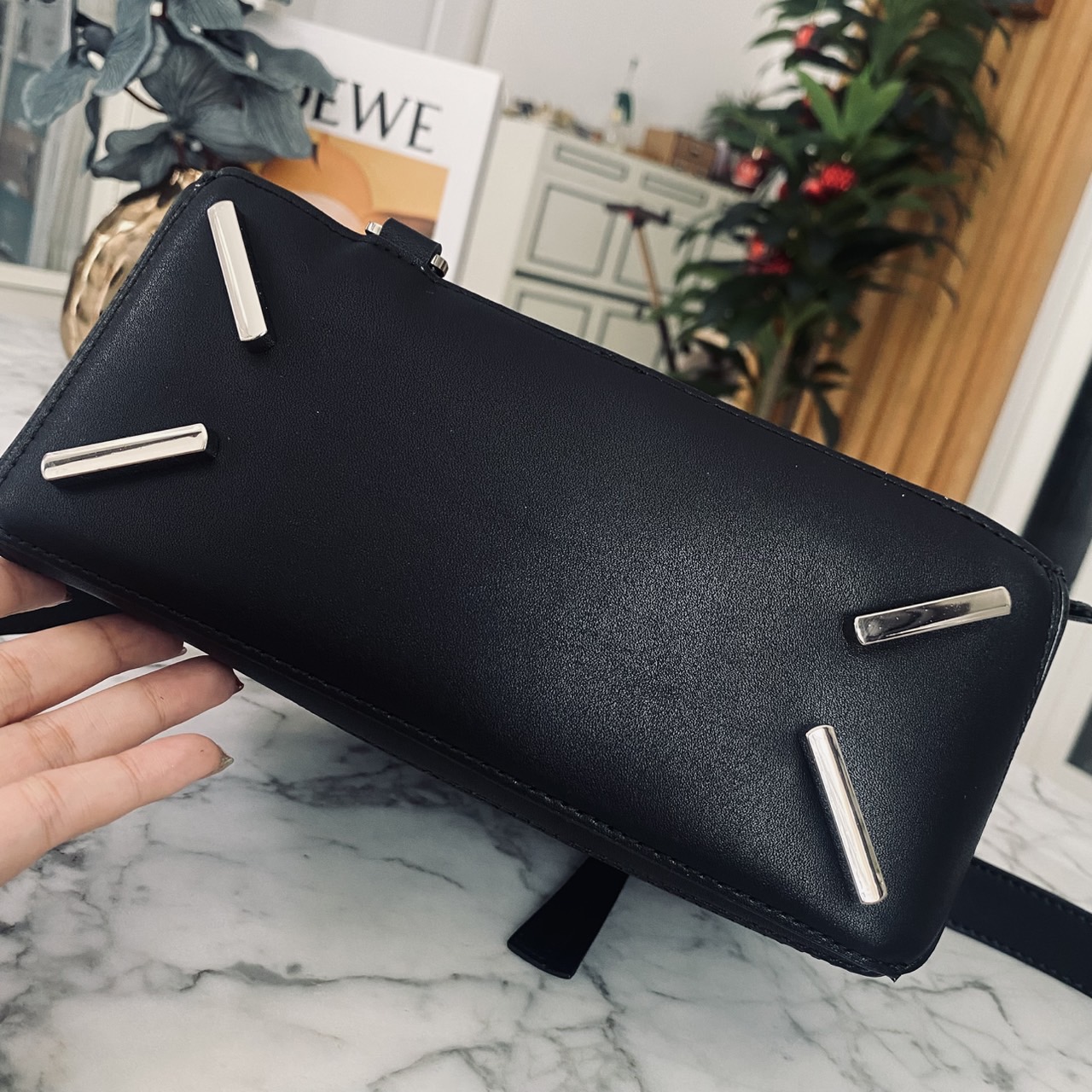 LOEWE Puzzle bag in smooth leather กระเป๋าสะพายทรงกล่องเรียบแต่หรูคูลและเท่ห์ สุดยอดแบรนด์ที่ดีไซน์เป็นเอกลักษณ์ โดดเด่น สไตล์พัซเซิล ใช้ได้ทั้งชายหญิง