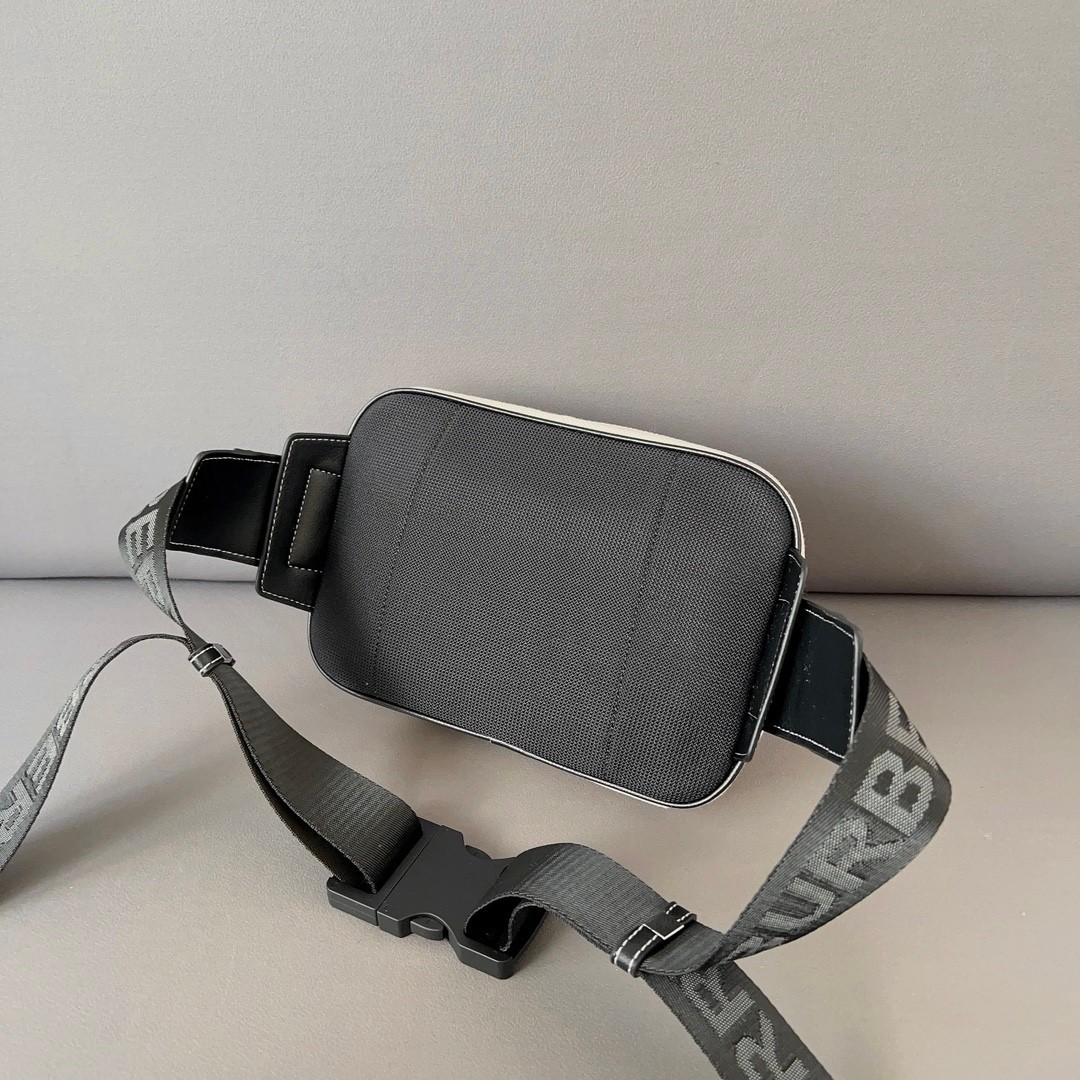 Burberry Canvas 'Horseferry' Bum Bag / BURBERRY CANVAS BELT BAG กระเป๋าทรงคาดอก คาดเอว อีกคอลเลคชั่นที่สามารถใช้ได้แบบ UNISEX วัสดุผ้าแคนวาสธรรมชาติ สกรีนโลโก้สีดำรอบใบ