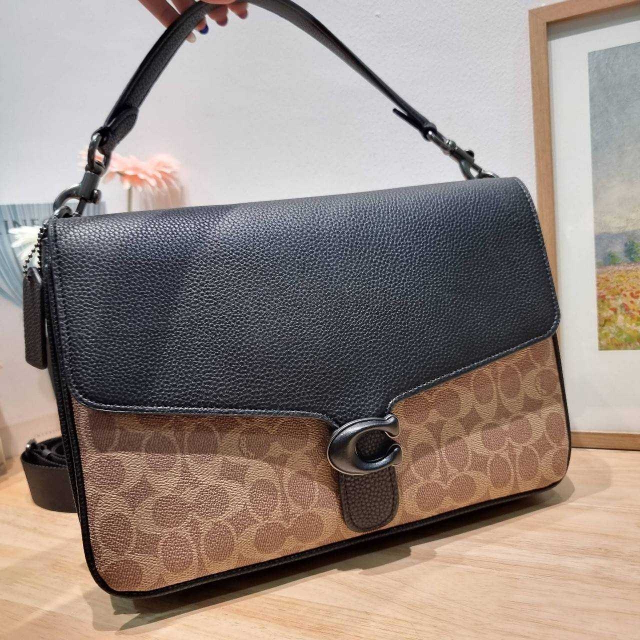 COACH Soft Tabby Messenger In Signature Canvas C8430 CH769 ไอเท็มที่หนุ่มๆต้องไม่พลาด กระเป๋าทรงแมสเซนเจอร์ใบใหญ่กำลังพอดี พร้อมด้วยสายสะพาย 2 เส้น