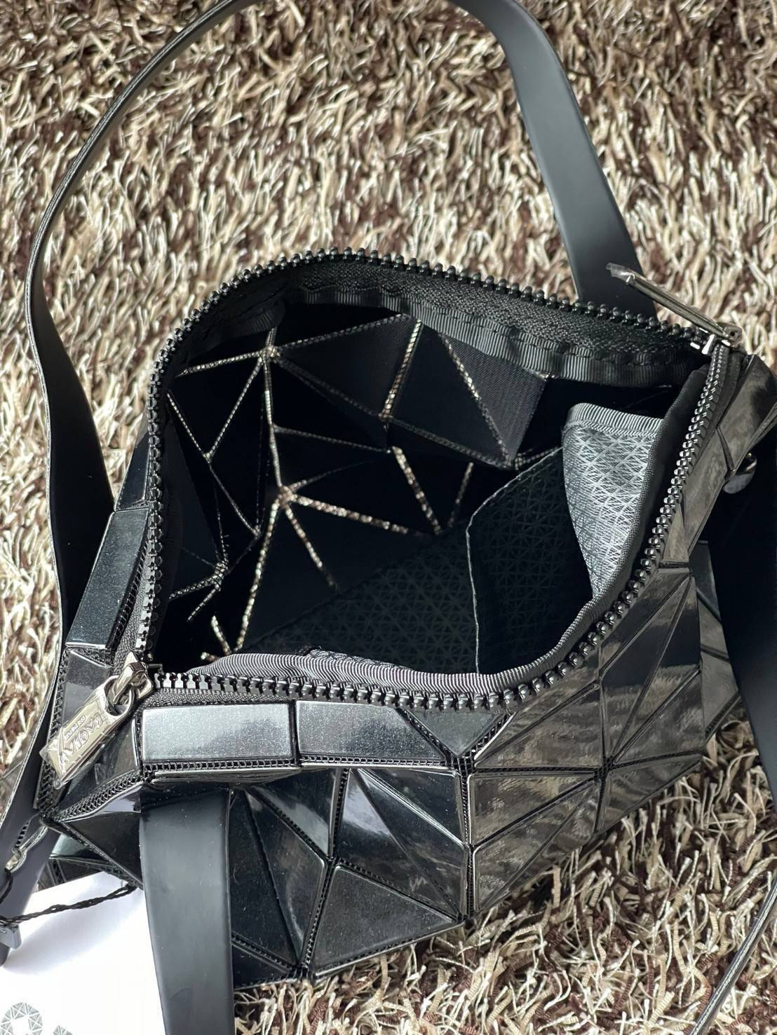 BaoBao Issey Miyake Small Boston Bag กระเป๋าบอสตันที่มีดีไซน์สปอร์ต มีช่องซิปที่ทำให้หยิบสิ่งของออกมาได้ง่ายแล้ว แบบกว้างที่ด้านล่างของกระเป๋ายังให้ความจุที่ยอดเยี่ยม