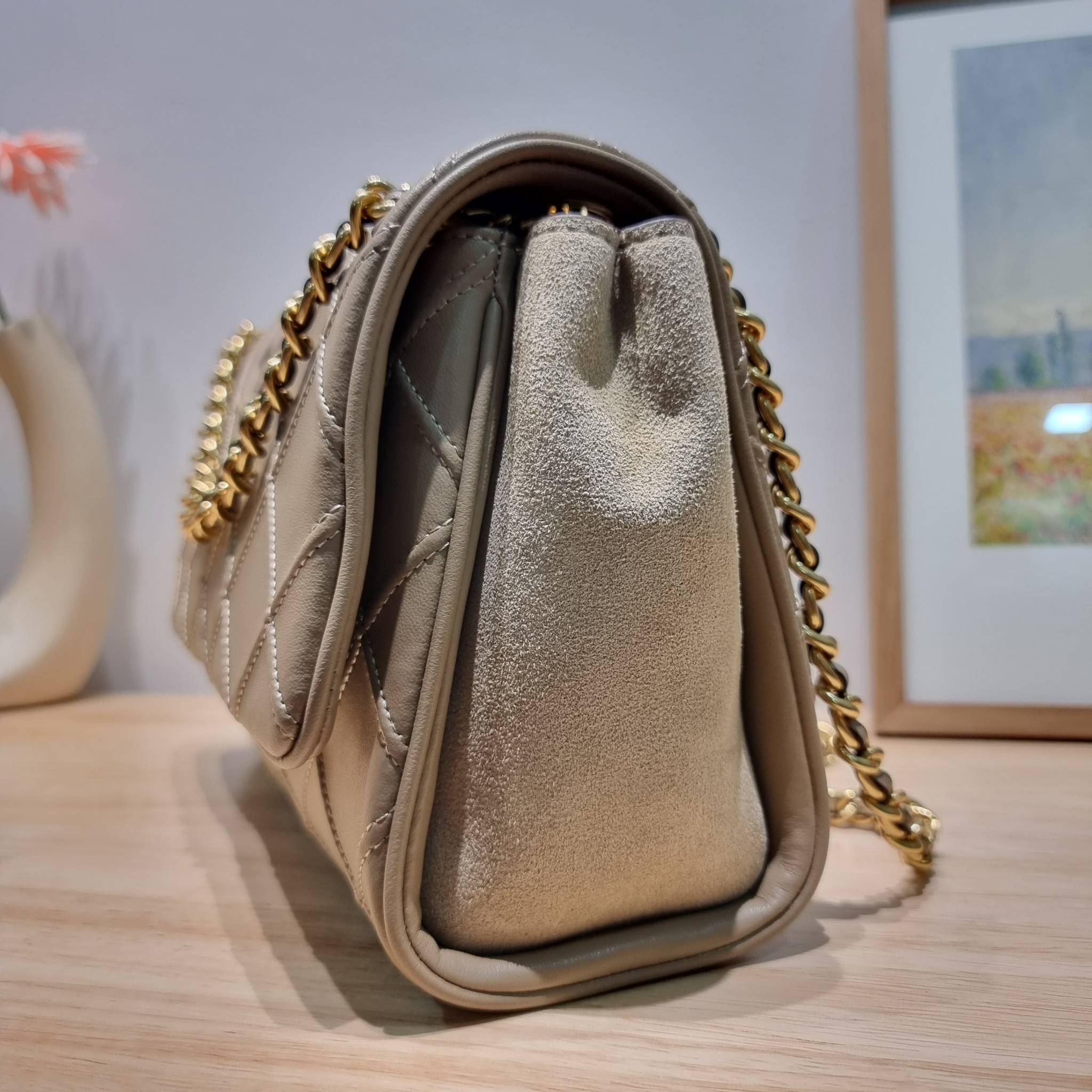 TORY BURCH FLEMING SOFT CONVERTIBLE SHOULDER BAG รุ่นหายาก กับดีไซน์ใหม่ล่าสุด มาพร้อมเสิร์ฟความสวยถึงบ้านไปเลย กับกระเป๋าสะพายไหล่ขนาดกำลังสวย หนังแท้นิ่มเต็มใบ สัมผัสสบายมือ