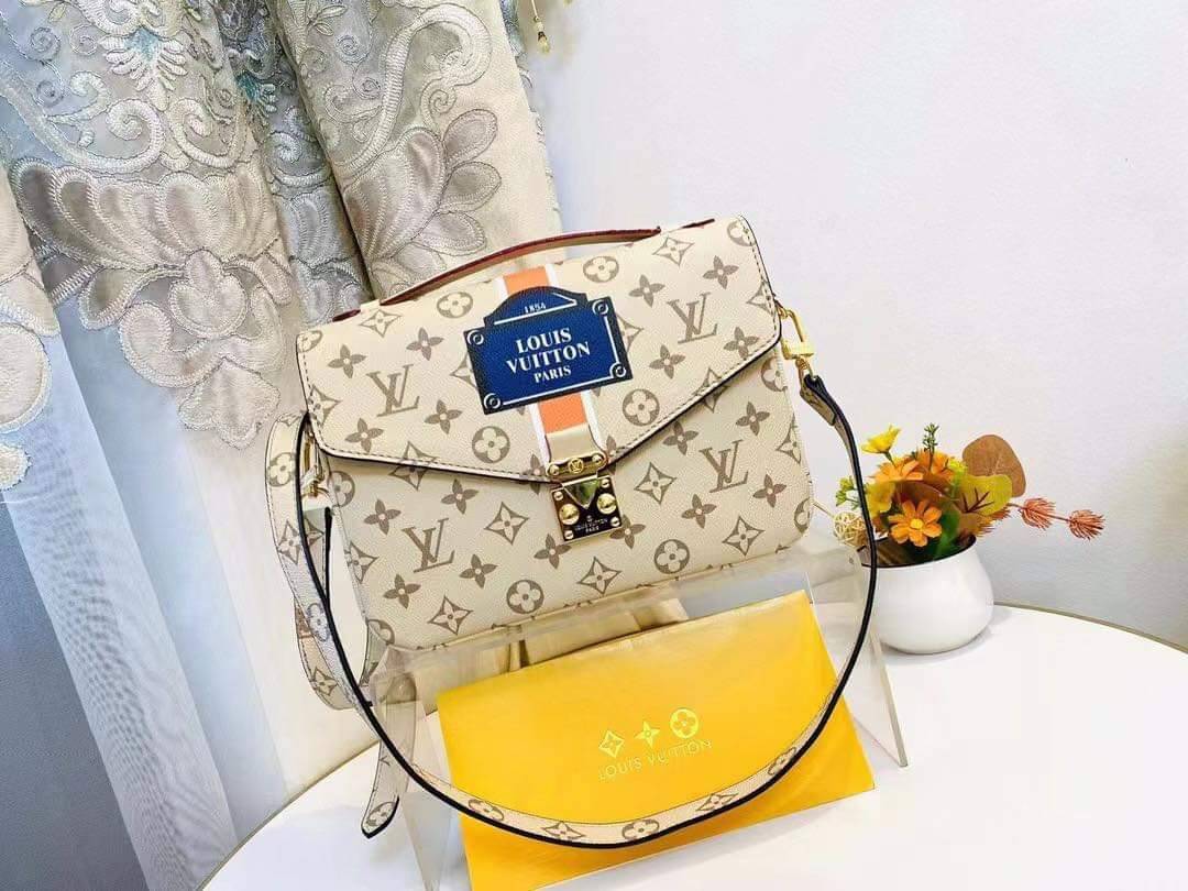LV Pochette Metis Monogram / LV Metis Bag Multi beige รุ่นใหม่ล่าสุด ยกระดับให้ตัวเอง กับไอเท็มสุดเลิศ ที่สาวๆตามหา กระเป๋าถือ/สะพายทรงสวย คลาสสิค ดีไซน์เรียบง่าย แต่แฝงความหรู