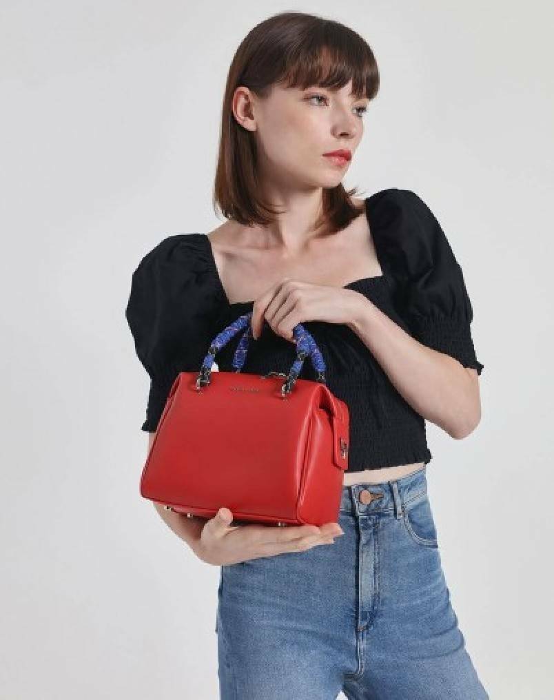 CHARLES & KEITH Nylon Twist Top Handle Bag กระเป๋าถือหรือสะพายรุ่นใหม่แบบชนช็อปทรง Bowling วัสดุหนังแกะสังเคราะห์เรียบสวยอยู่ทรงขนาดกำลังดี น่ารัก น้ำหนักเบา เปิดปิดด้วยซิปคู่สะดวกใช้ ภายในมีโลโก้และช่องซิป มีหมุดรองฐานกันรอยสี่มุม หูจับ Nylon Twist เพิ่ม