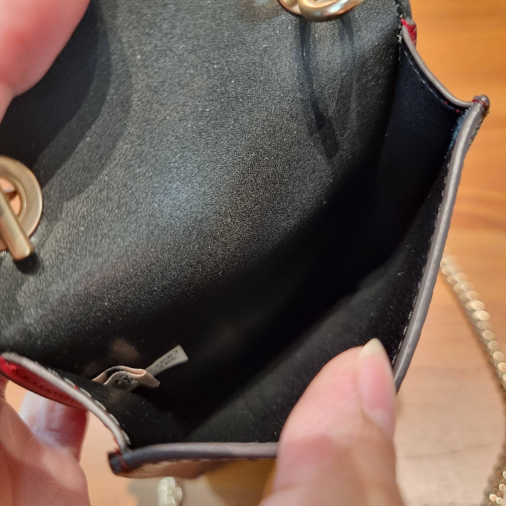 COACH F73486 NORTH/SOUTH PHONE CROSSBODY IN SIGNATURE CANVAS WITH FRUIT 🍒🍓🍋 แจกความสดใสกันอีกครั้ง!! กับกระเป๋าสะพายเอนกประสงค์ Case phone ใส่โทรศัพท์มือถือได้ทุกรุ่น ดีไซน์ลายผลไม้ฉ่ำๆ สวยมีเสน่ห์ 💖 วัสดุหนังแคนวาสคุณภาพ ฝ