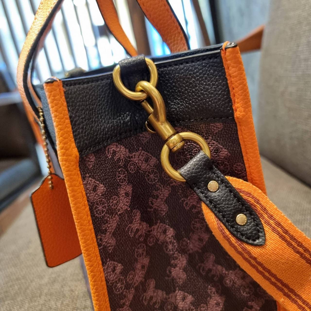 COACH C8456 FIELD TOTE 22 WITH HORSE AND CARRIAGE PRINT AND CARRIAGE BADGE คอลเลคชั่นสุดคลาสสิค ต้อนรับซัมเมอร์ ทั้งสดใสและร้อนแรง สวยหรูดูแพงในไอเท็มเดียว กระเป๋าทรงโท้ท ไซส์กำลังสวย น่ารักน่าใช้ ฟังก์ชั่นการใช้งานสะดวกที่สุด มีทั้งสายคล้องแขนในตัว และสา