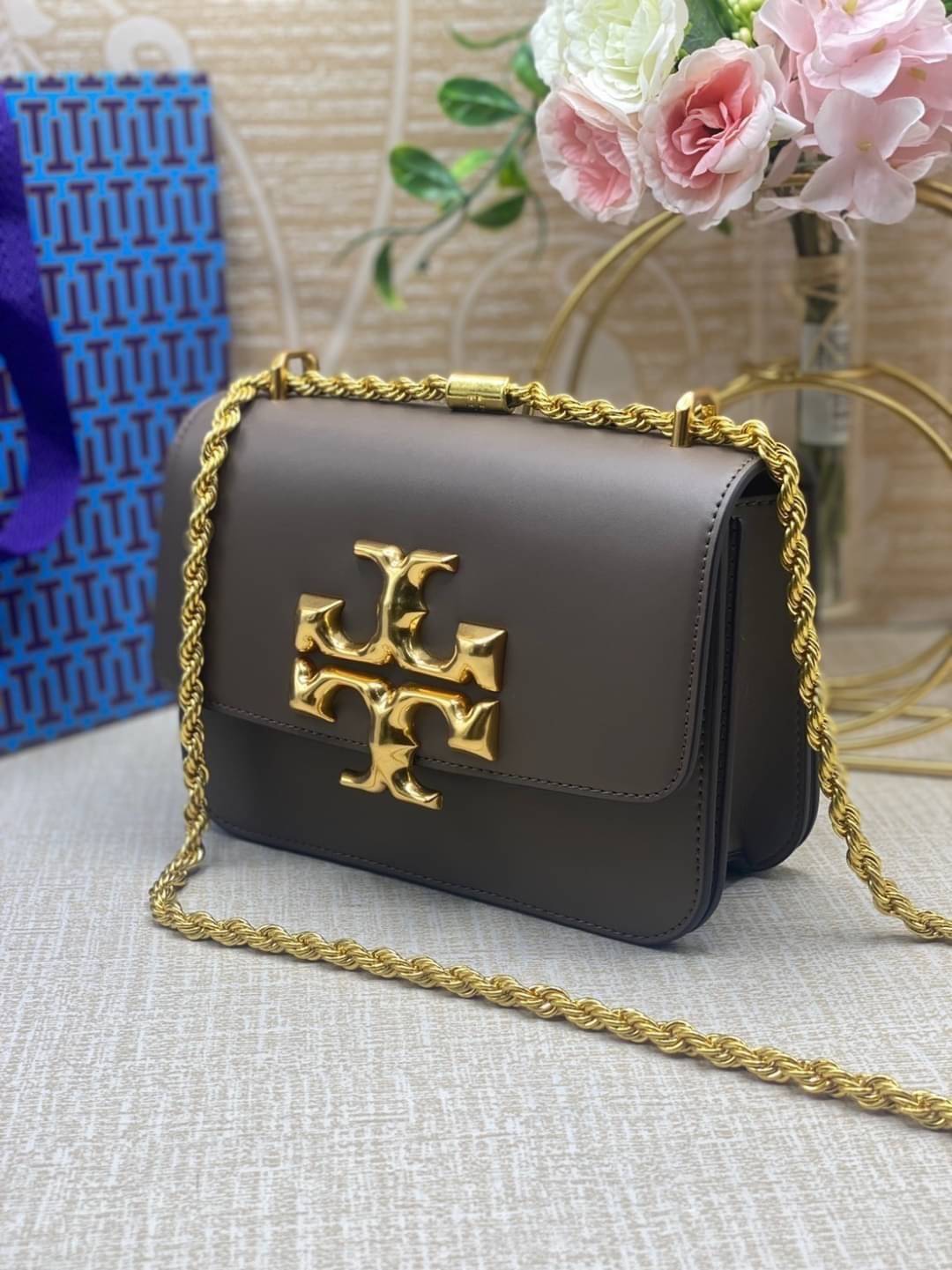 Tory Burch Eleanor Medium Convertible Shoulder Bag / Tory Burch 75003 ฮอตไอเท็ม รุ่นนี้ขายดีขายหมด สวยหรู คุณหนู ผู้ดี!! หายากมากแล้วน้า กระเป๋าสะพายข้าง ดีไซน์อยู่ทรง ขนาดกำลังสะดวกใช้สำหรับสาว เปิด-ปิดด้วยแถบแม่เหล็ก ภายในแบ่งสัดส่วนได้เป็นอย่างดี