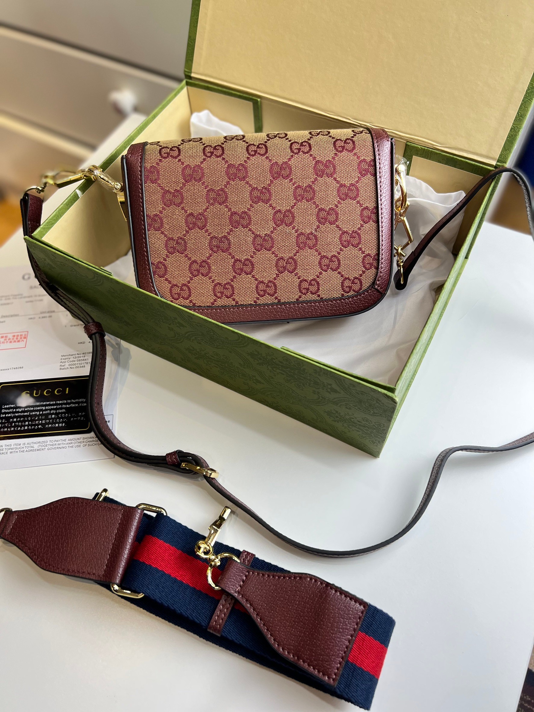 หนังแท้ GUCCI Horsebit 1955 mini bag GG Supreme canvas สีใหม่สวยมากกกก มีมาน้อยน้า สาวๆ ชอบรีบจัดเลยค่าา ที่สุดของรุ่นที่ฮอตหนักมาก คอลเลคชั่นที่ยอดขายดีตั้งแต่วันแรกที่ลง shop ด้วยรูปทรงที่กะทัดรัด ตอบโจทย์ได้ทุกลุค ทุกไลฟ์สไตล์ ใช้งานได้ง่ายคล่องตัว เรี
