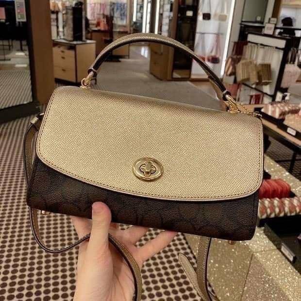 COACH TILLY SATCHEL 23 ((C1802//C1439/C1435)) พร้อมส่งที่ไทยทันทีค่ะ! กระเป๋าสะพายครอสบอดี้ร์หรือหิ้วก็เก๋ไปอีกค่ะ หนังแท้สวยงาม เปิดปิดกระเป๋าแบบหมุนล็อค ภายในมี2ช่องหลัก ใส่กระเป๋าเงินใบกลางได้;มือถือได้ทุกรุ่น;ของจำเป็นสาวๆได้ครบค่ะ;มีช่องซิปกลางและช่อ