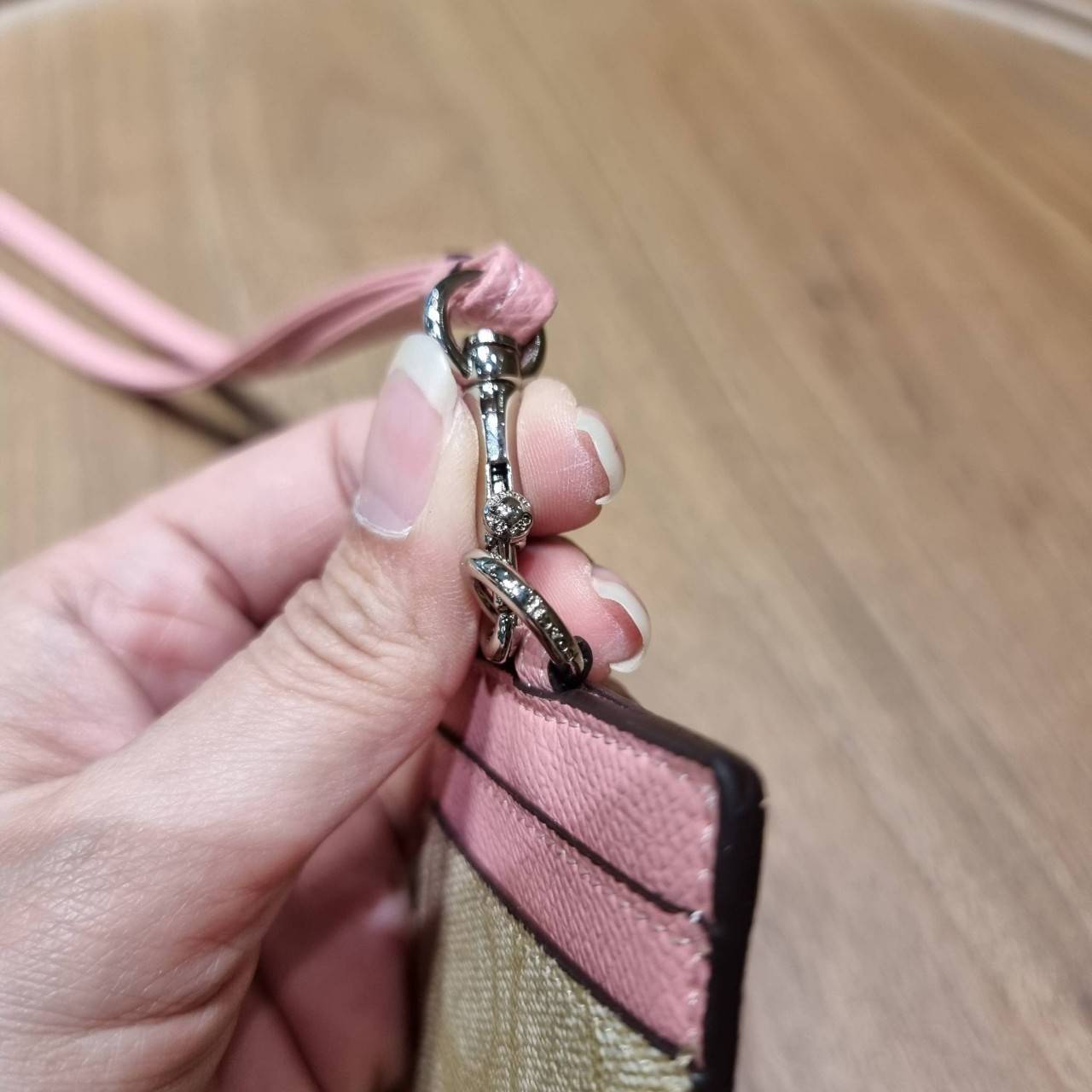 COACH ID LANYARD IN COLORBLOCK SIGNATURE CANVAS ง่ายๆแบบไม่ธรรมดา!! คลาสสิคแต่มีดีเทลโดดเด่น!! กระเป๋าถนอมบัตร พร้อมสายคล้องคอ ดีไซน์ลวดลายสวย ดูดีทุกแบบ ใช้งานง่าย พกพาสะดวก จะใส่บัตรพนักงาน บัตรเครดิต บัตรปชช. ใบขับขี่ และบัตรอื่นๆที่อยากจะใส่!! ตามใจไป