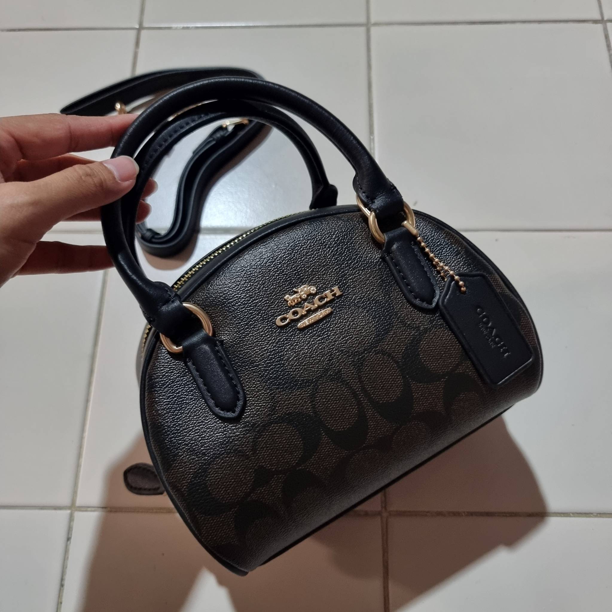 COACH SYDNEY SATCHEL BAG CA202 CA591 CB596 ใหม่ล่าสุด กับคอลที่สาวๆต้องหลงรัก กระเป๋าสะพายทรง satchel ที่มีรูปทรงดึงดูดสายตา สวยแรกเห็น วัสดุหนัง crossgrain พร้อมหูจับในตัว เปิด-ปิดด้วยซิป ภายในโล่งกว้าง ขนาดกำลังดี มีสายครอสให้ ปรับได้ตามชอบ ใบจริงลูกคุณ